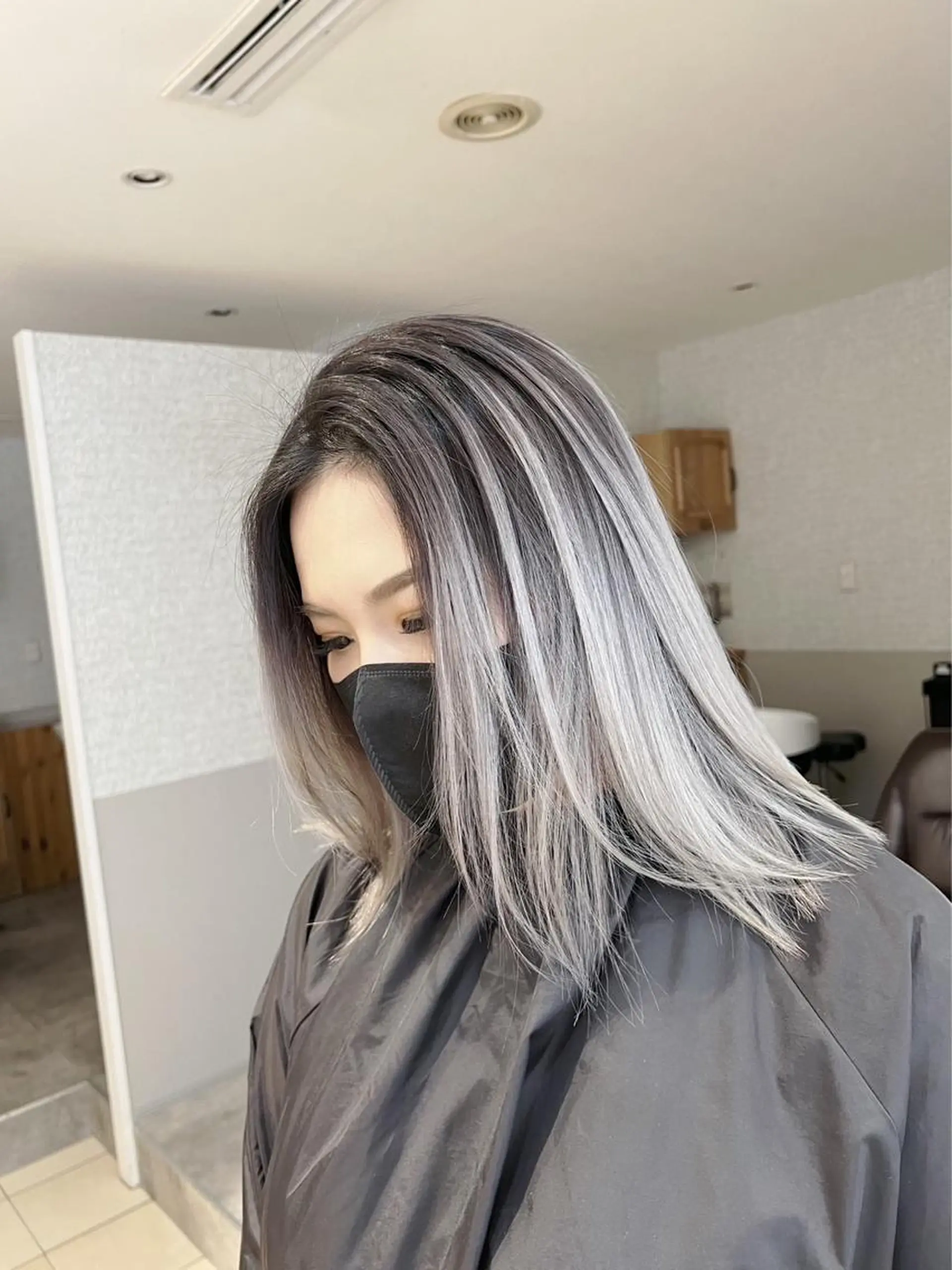 ミディアム カラー バレイヤージュ シルバー ホワイトシルバー レイヤーカット ヘアカラー トリートメント ROBIN所属・指名数No.1 /NAOYAのヘアスタイル