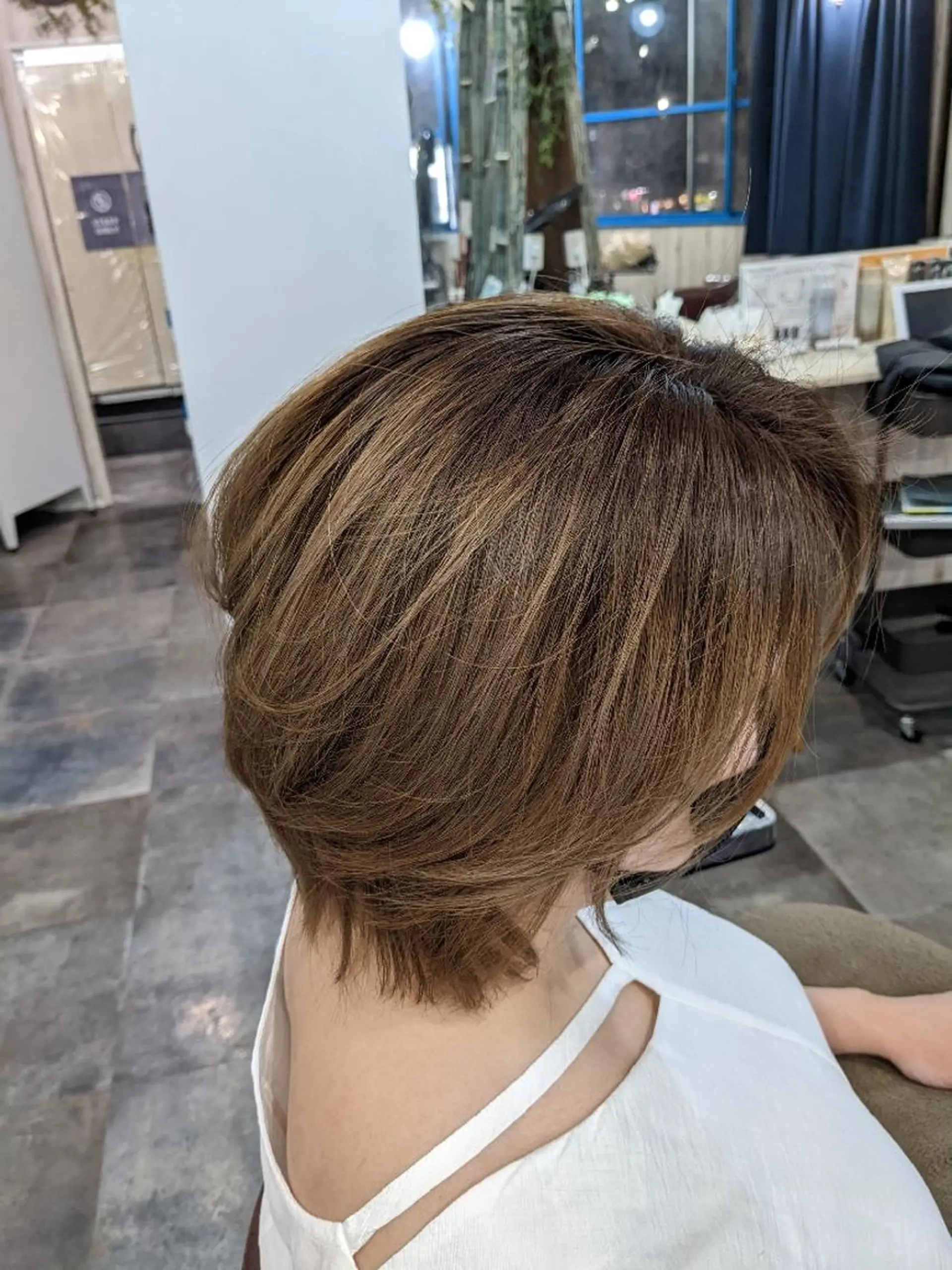 ショート カラー ボブレイヤー 丸みショート アディクシーカラー バレイヤージュ ベージュカラー カット ヘアカラー トリートメント メンズパーマ/顔周り レイヤーカット/えののヘアスタイル