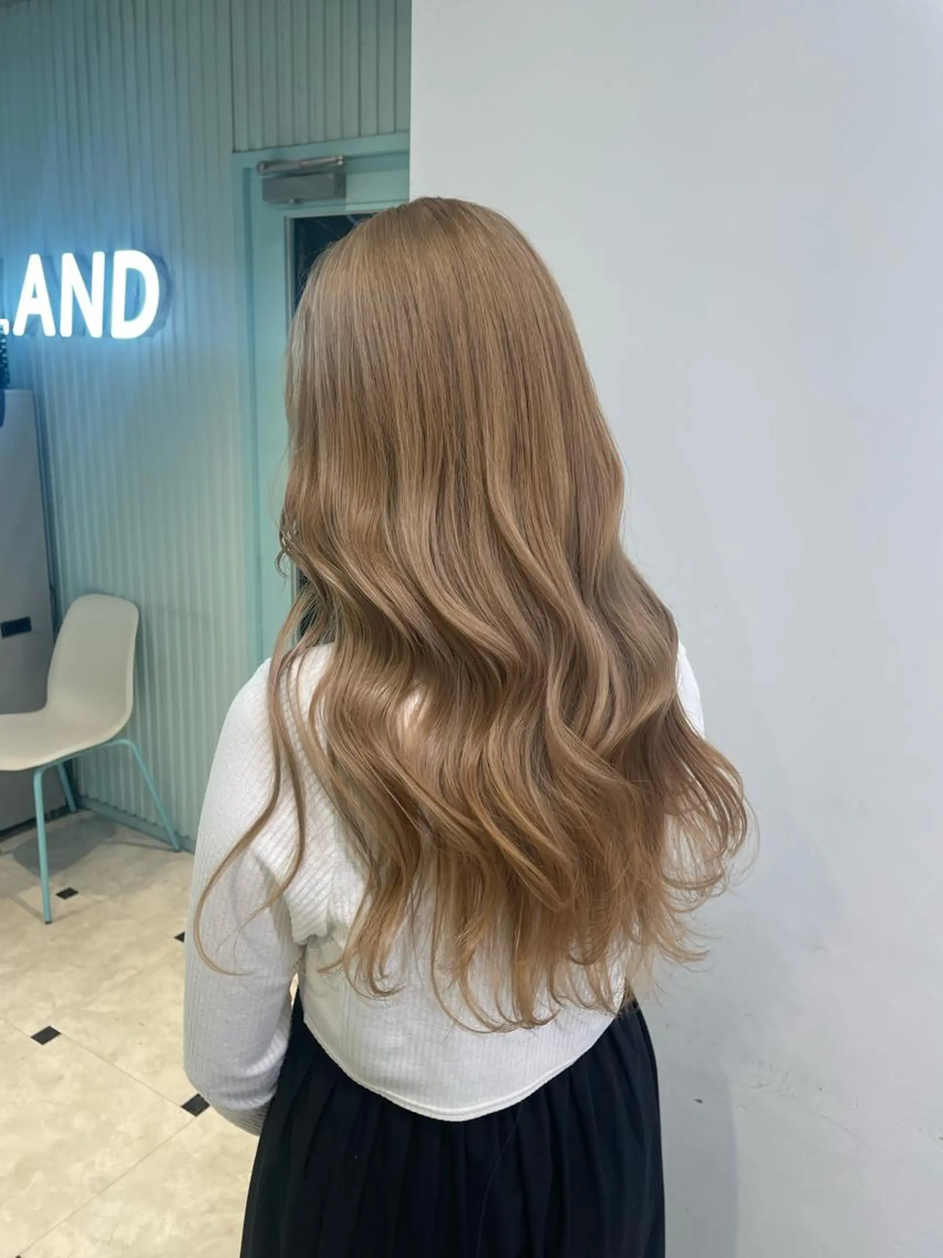 ミディアム カット ヘアカラー トリートメント サロウィン新宿三丁目East所属・顔周りレイヤー/新宿 /モテ艶カラー/航介のヘアスタイル