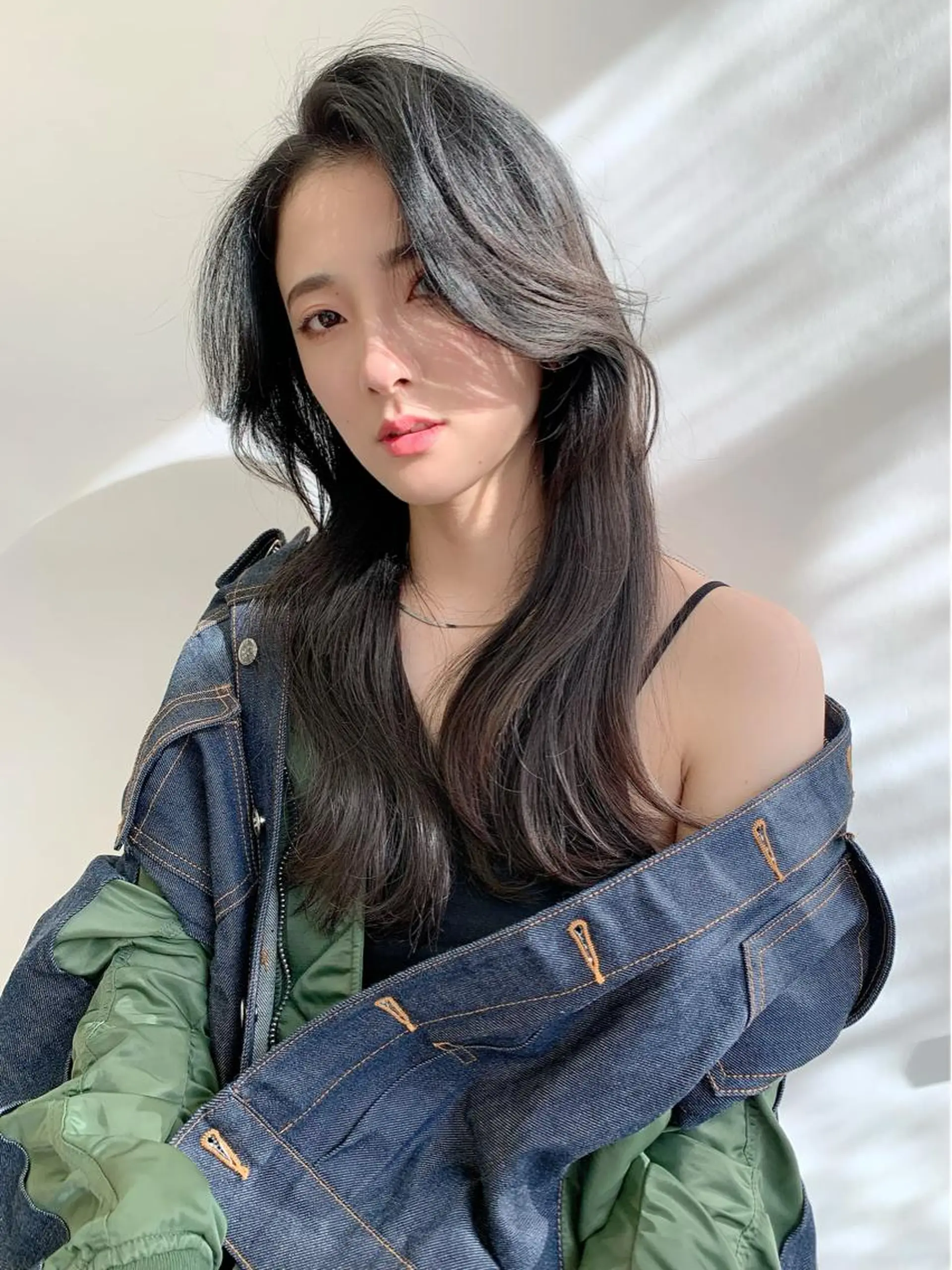 セミロング カラー ベージュカラー ブリーチ イヤリングカラー 韓国風カラー ブリーチなしカラー カット ヘアカラー トリートメント 鈴木 一貴のヘアスタイル