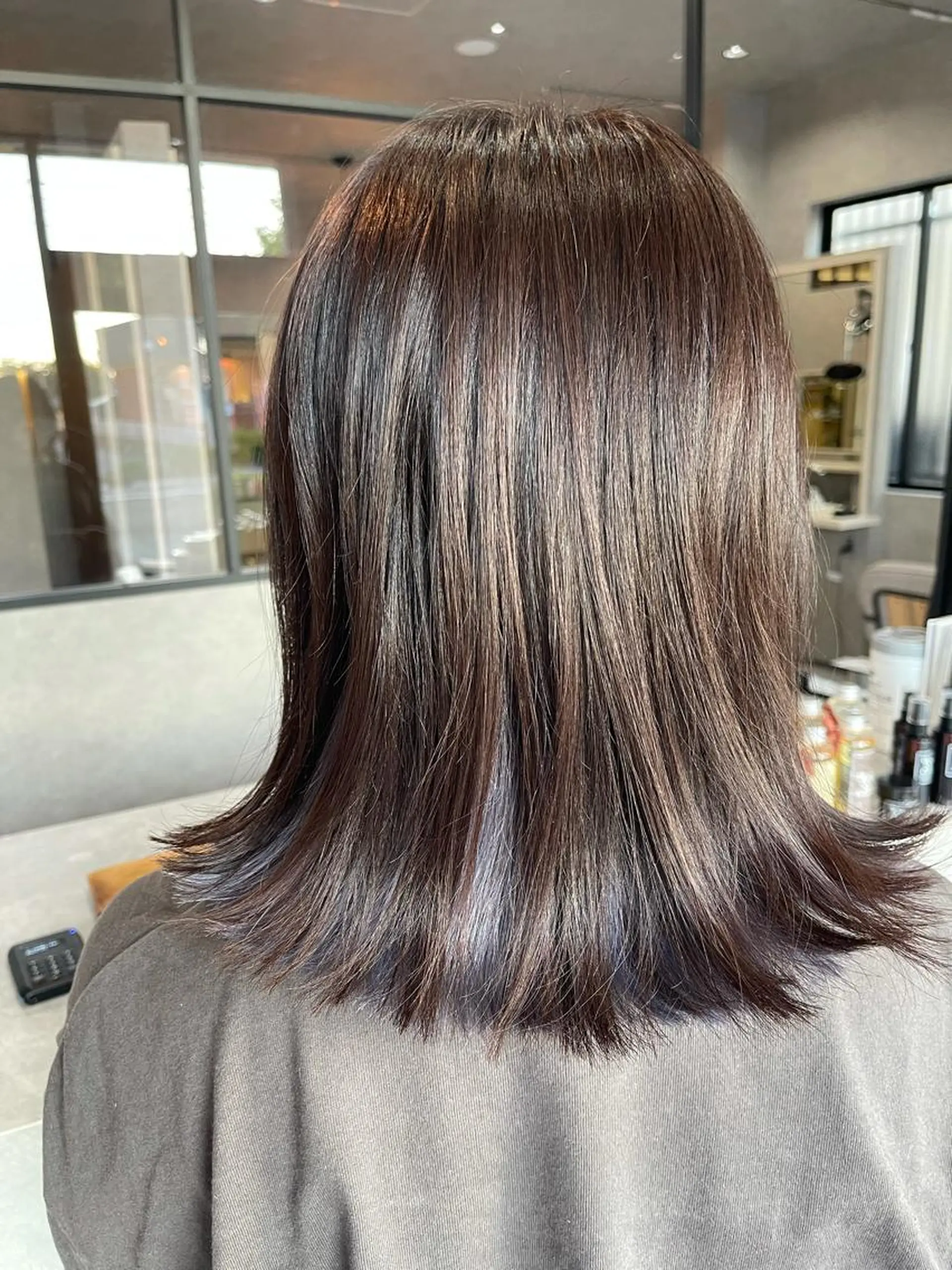 ミディアム カラー アッシュ インナーカラー ラベンダーカラー ラベンダーアッシュ カット ヘアカラー トリートメント 一ノ瀬 暁のヘアスタイル