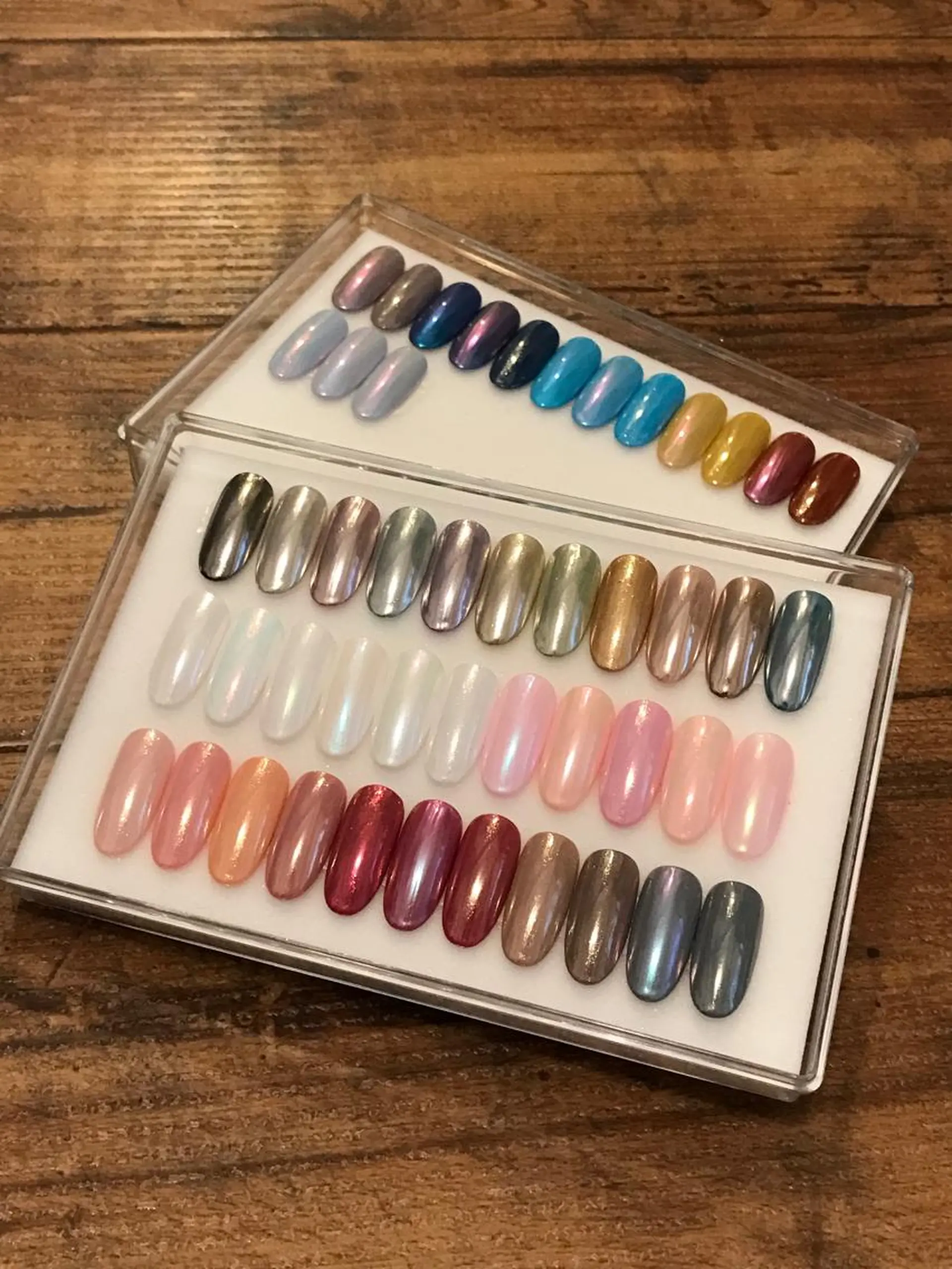 ネイル オーロラネイル ミラーネイル atelier chic+のネイルデザイン