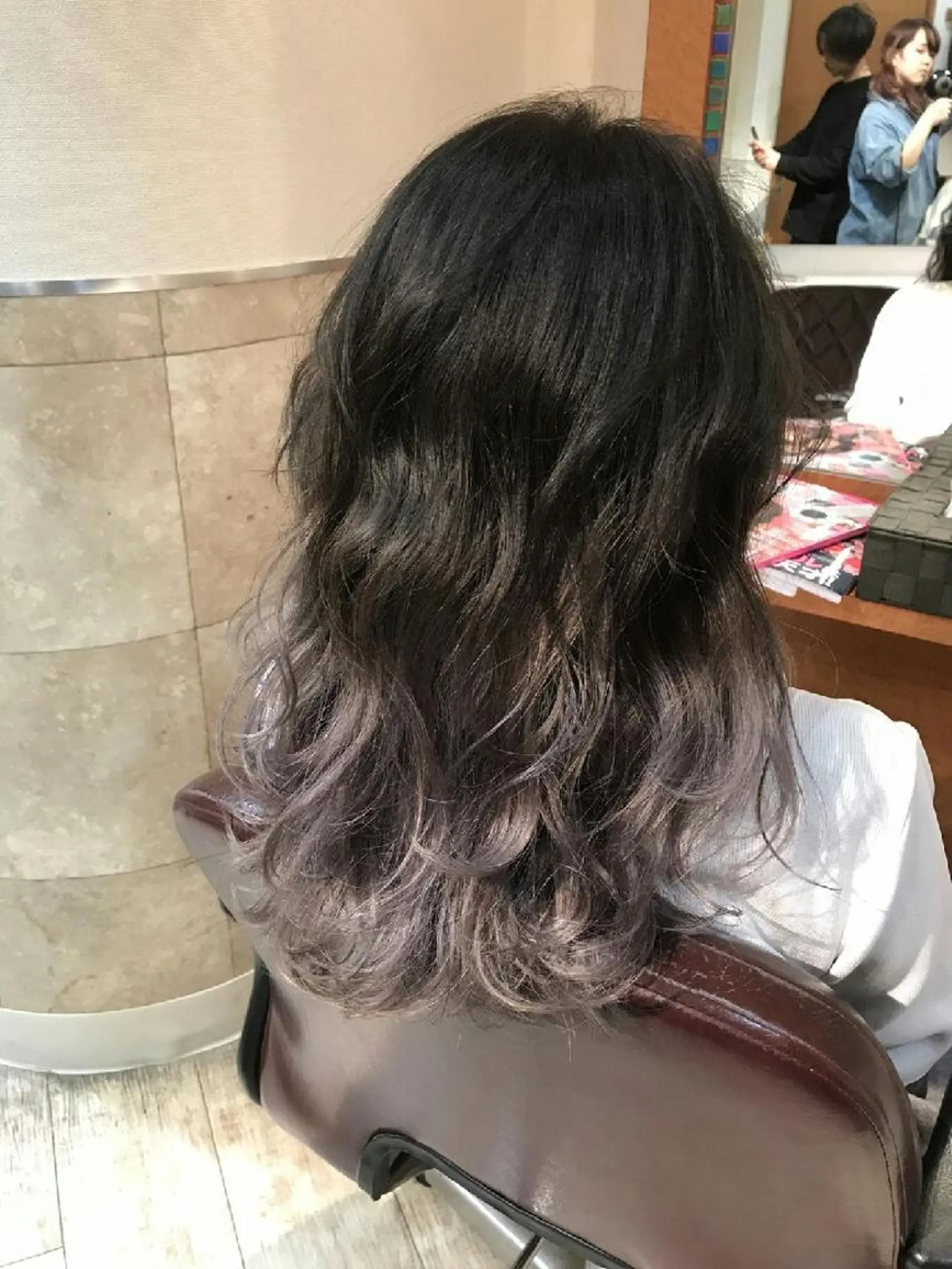 ロング カラー ブリーチ ハイライトカラー ラベンダーカラー ラベンダーグレー ハイライト 100%髪質改善特化 TRUNSのヘアスタイル