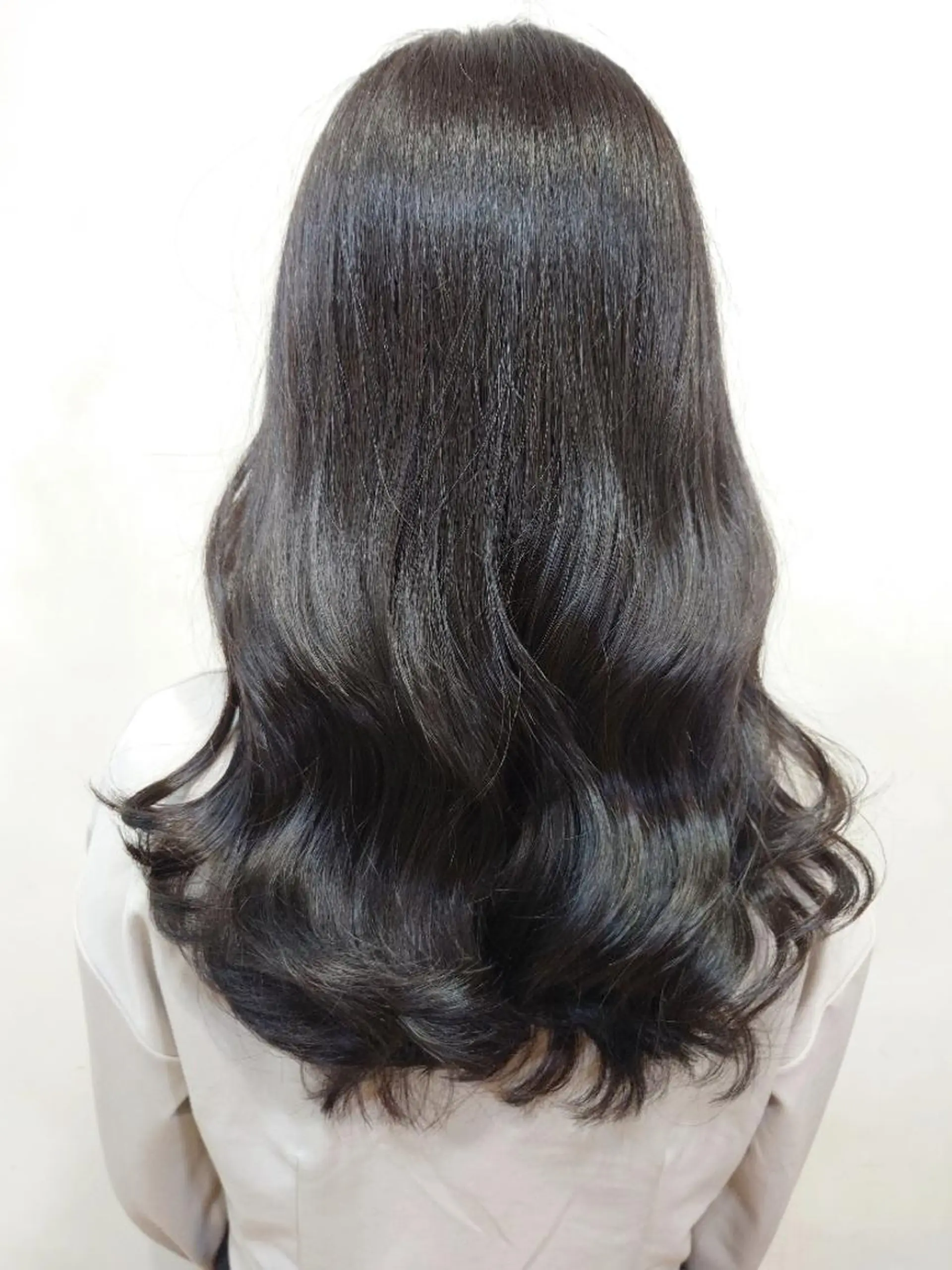 セミロング 艶髪／透け感カラー ／ＲＹＯのヘアスタイル