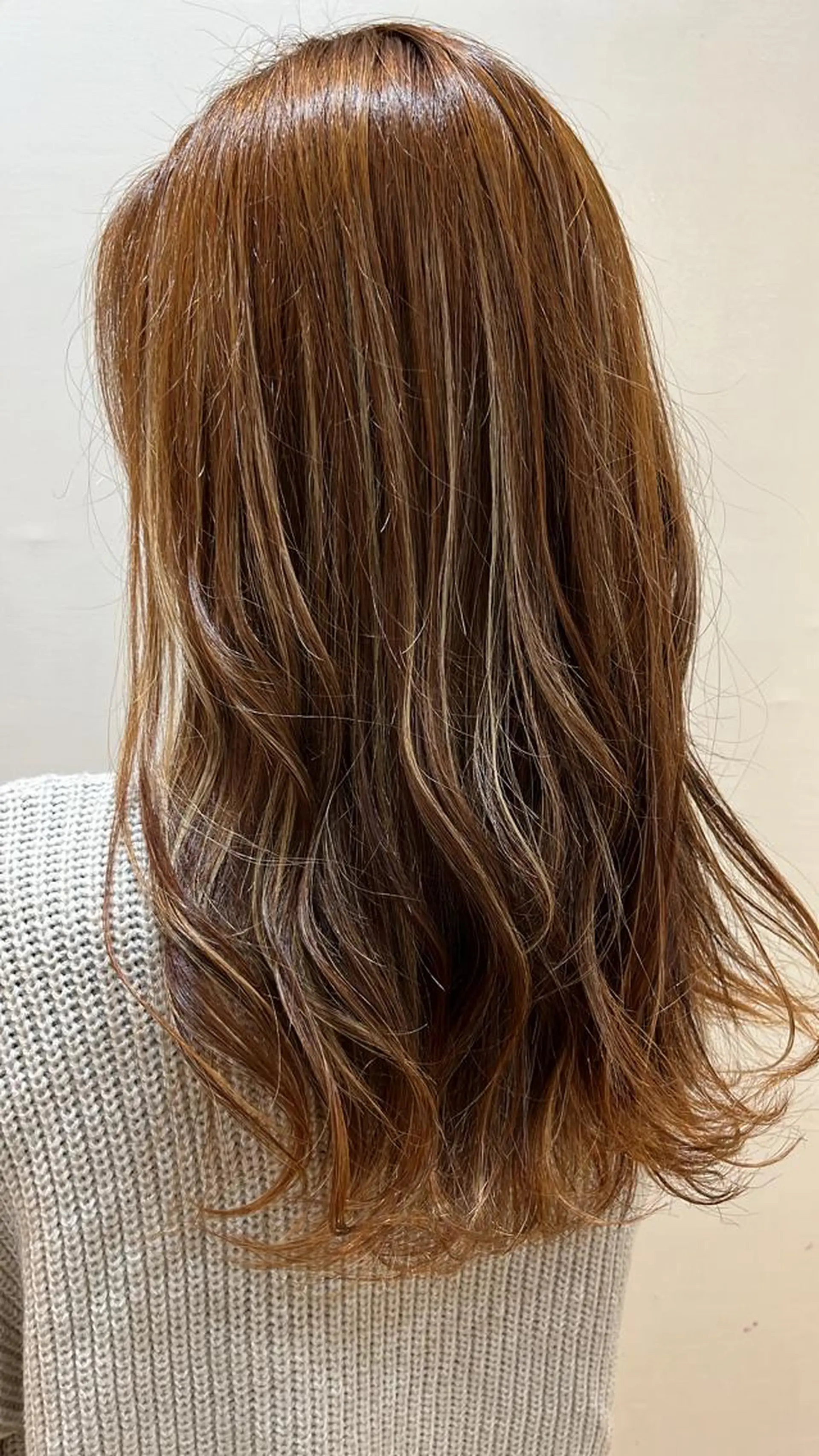 セミロング カラー ブリーチ ダブルカラー グレージュ ハイライトカラー ハイトーンカラー LadyBeetle 山本泰史のヘアスタイル