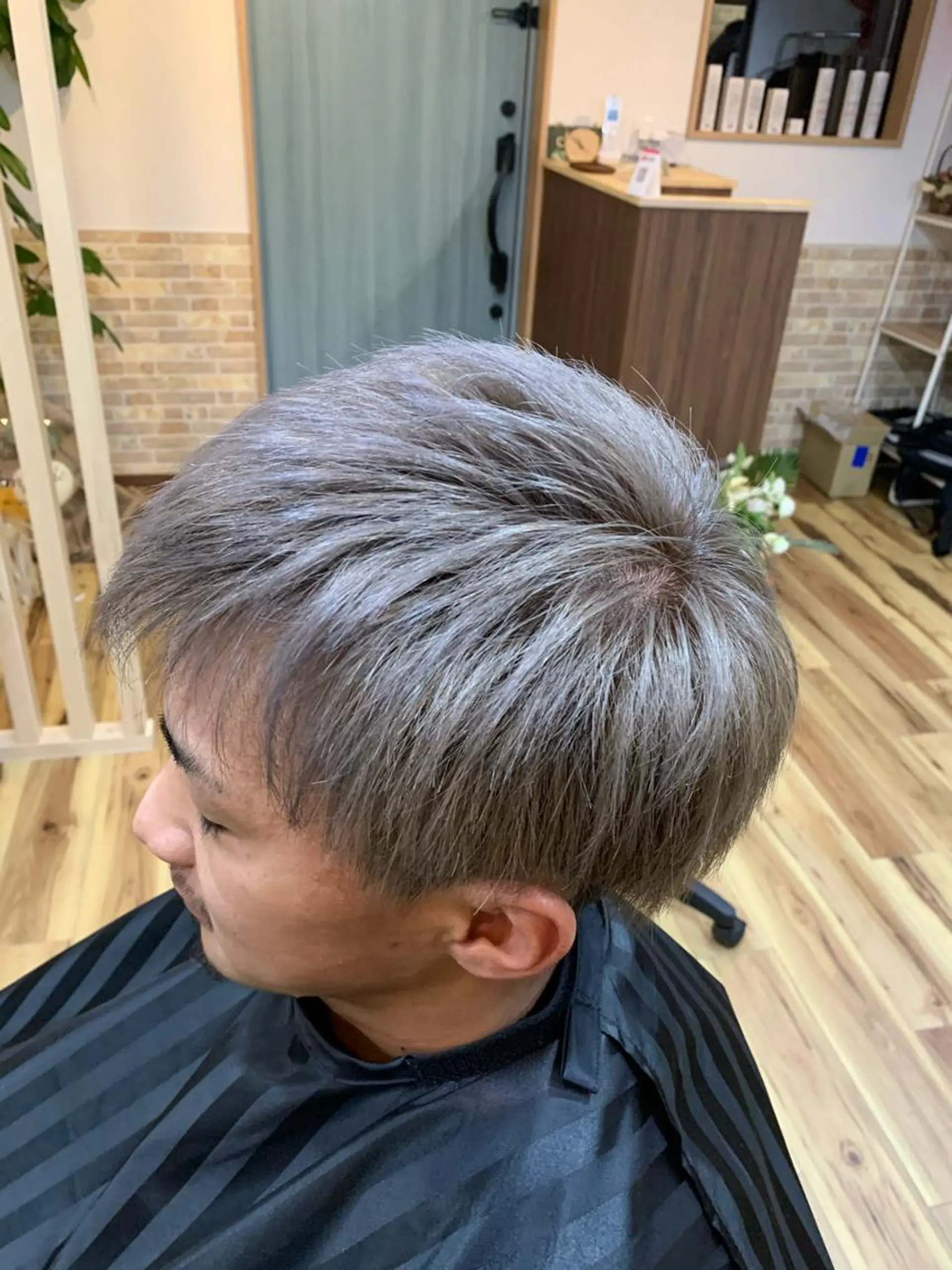 ショート カラー メンズ アッシュ シルバー シルバーアッシュ ヘアカラー ヘアーハウス テンプラードのヘアスタイル