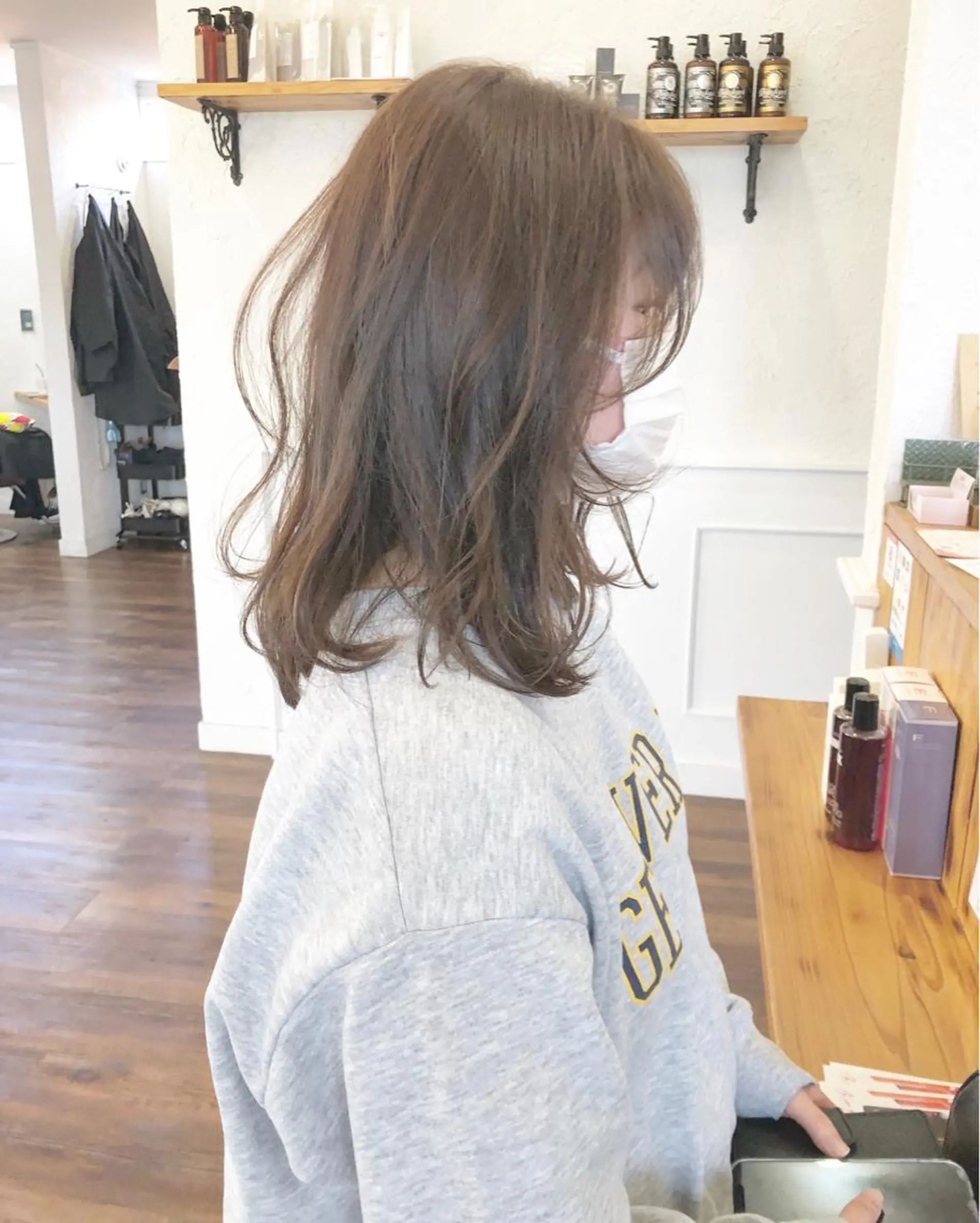 ミディアム カラー グレージュ ラベンダーカラー ミルクティーグレージュ レイヤーカット カット ヘアカラー トリートメント 江原 彩華のヘアスタイル