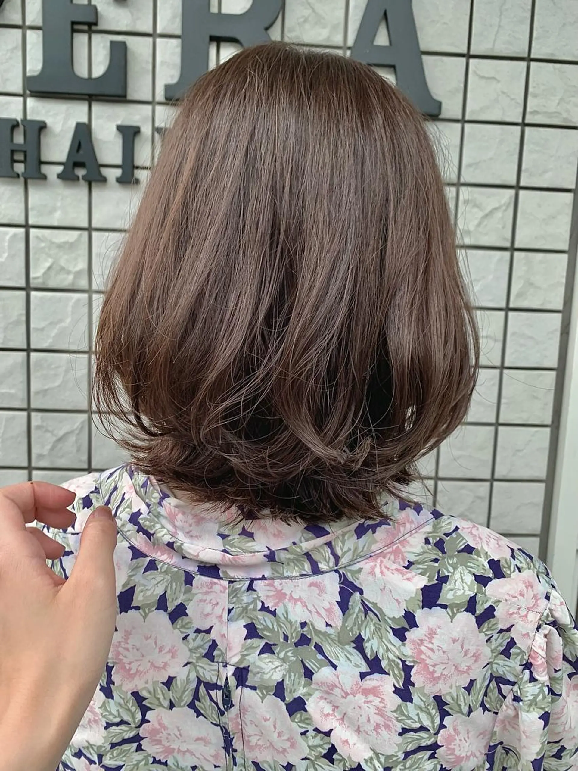 ミディアム アッシュ コヤマ ナミのヘアスタイル