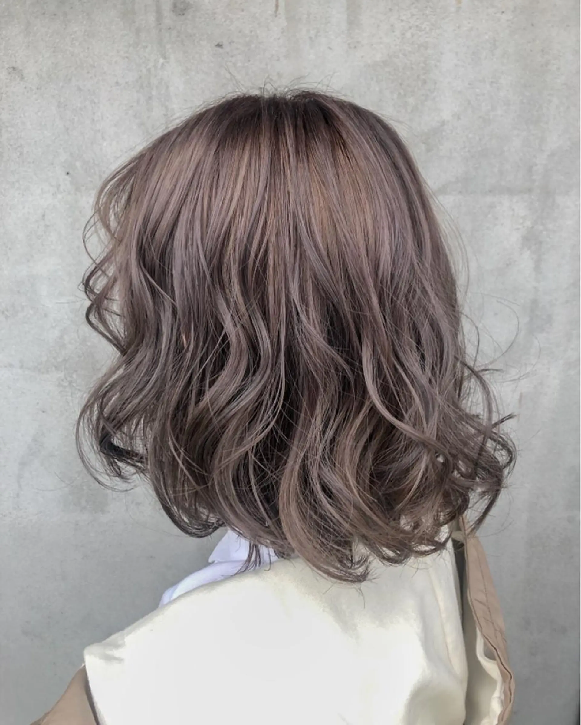 セミロング カラー ベージュカラー ブリーチ ダブルカラー ミルクティーベージュ 学生 佐藤 美聡のヘアスタイル