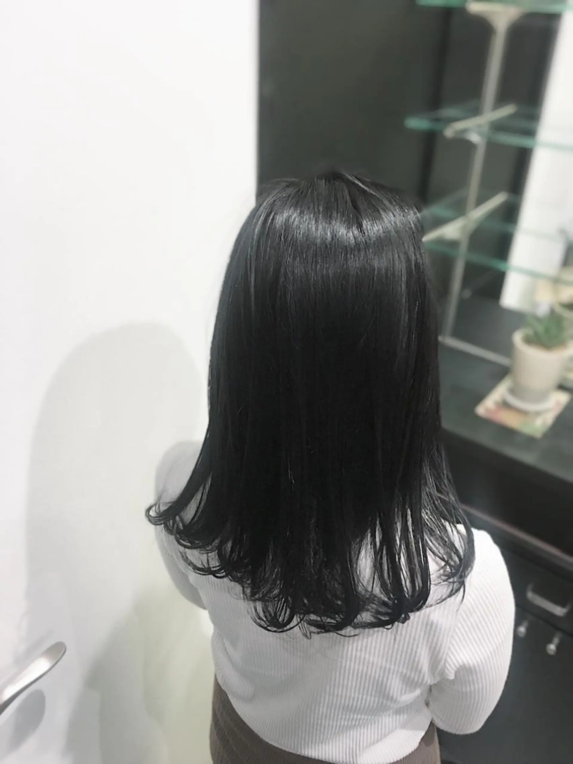 セミロング カラー パーマ アッシュ 黒髪 ジユン 지윤のヘアスタイル