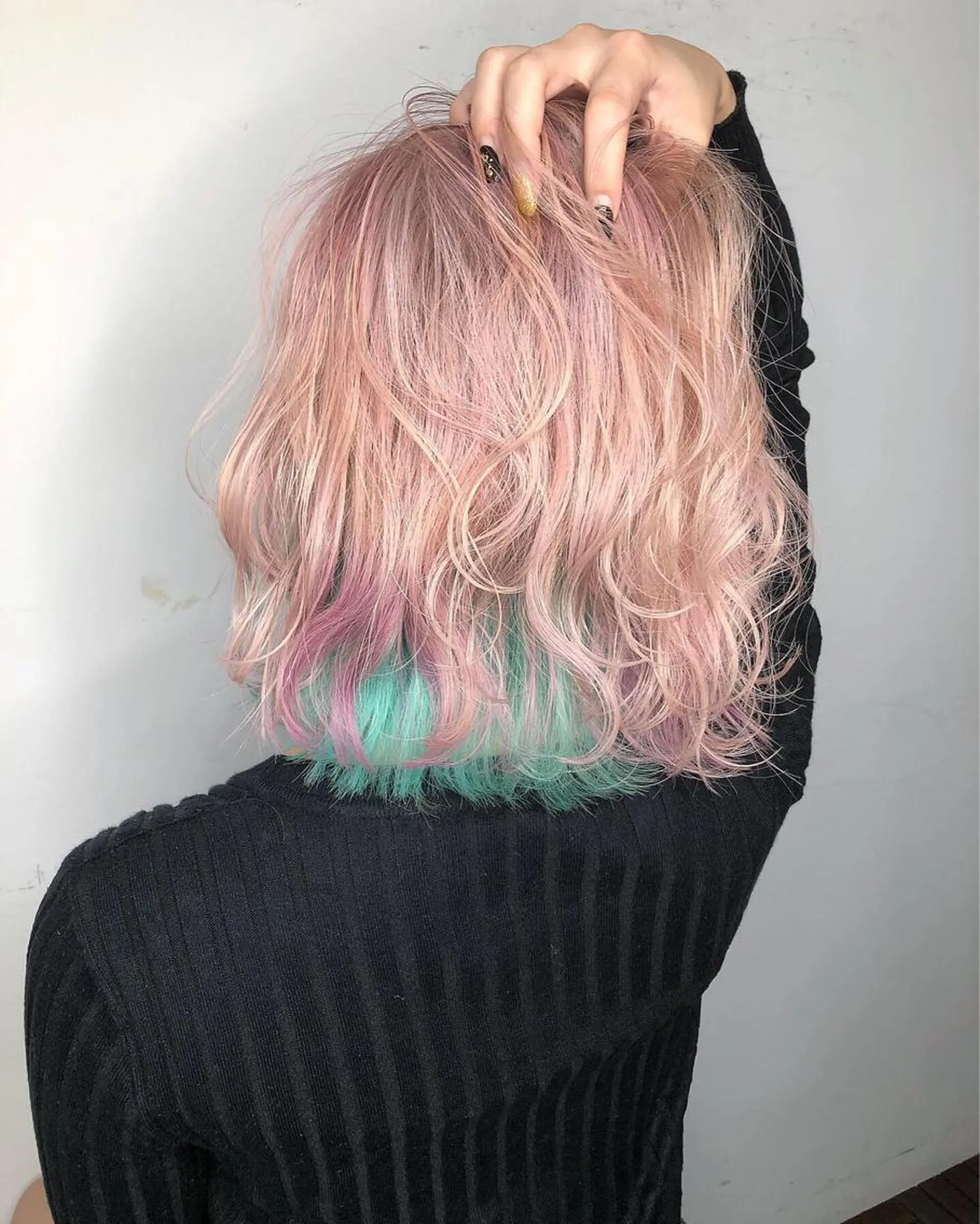 ミディアム カラー パーマ ブリーチ ピンクカラー 髪質改善、エクステ 山口卓哉のヘアスタイル