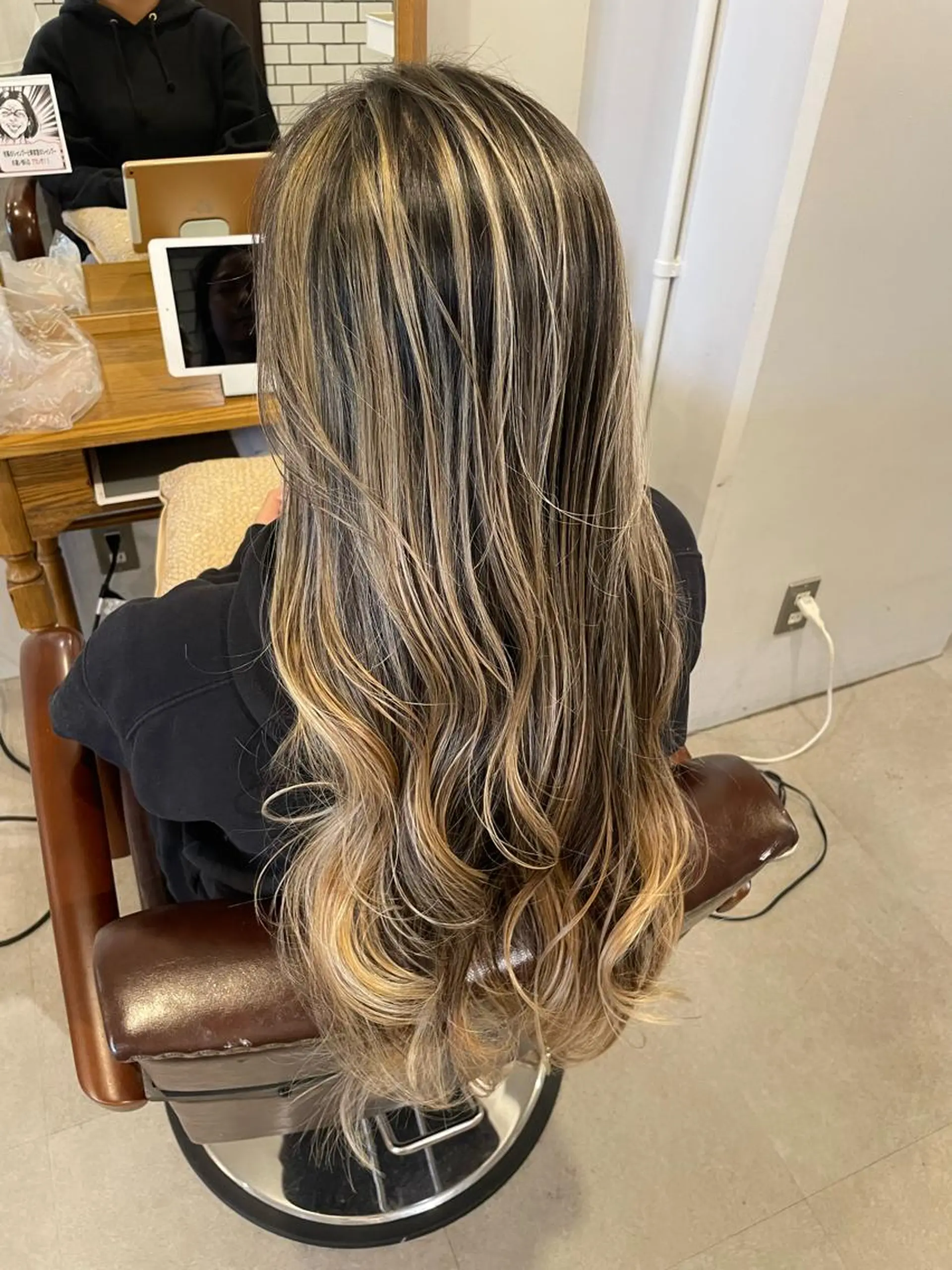 セミロング レイヤーカット to youハイライトのヘアスタイル