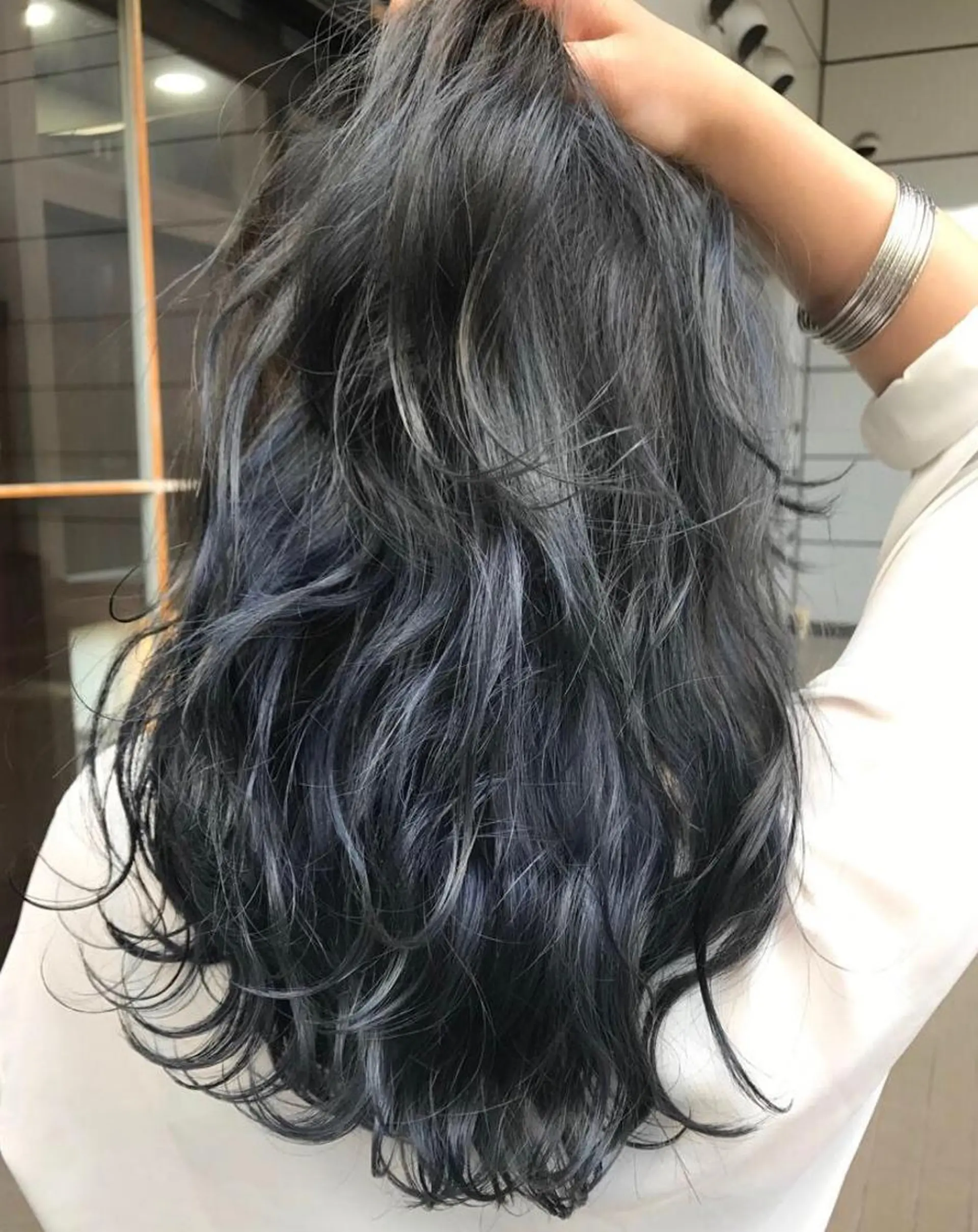 ロング カラー ブルーカラー ブルーグレー ダブルカラー Zina天王寺 CHIAKIのヘアスタイル