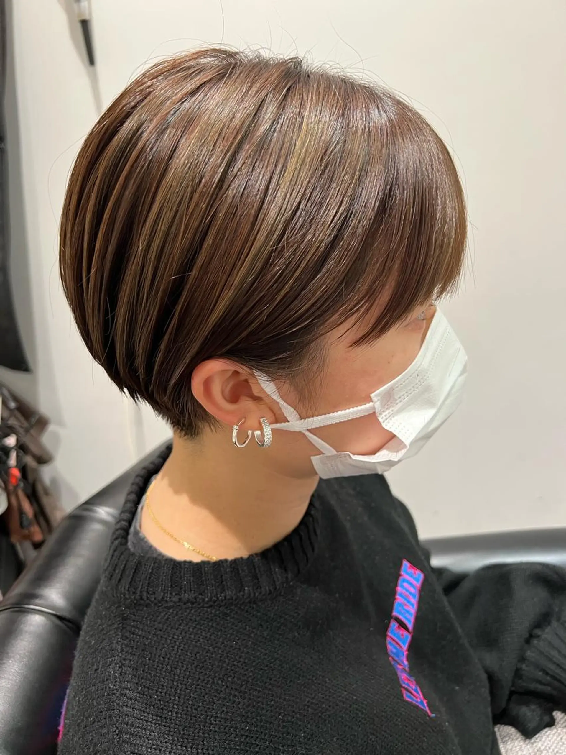 ショート カラー コテ巻き風パーマ 韓国風パーマ　無重力のヘアスタイル