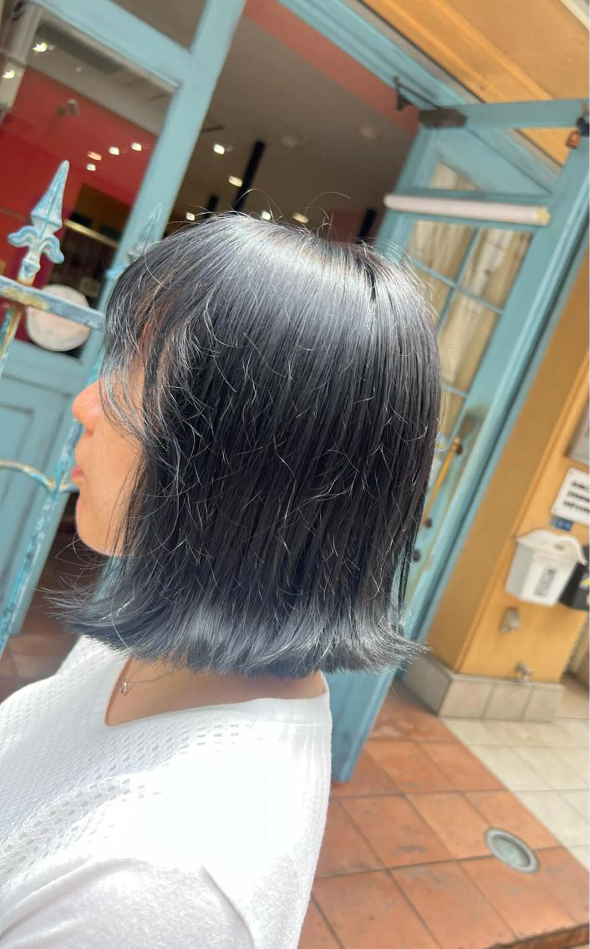 ミディアム カラー 黒髪 ブルーカラー ブルーブラック PON　ハイトーン ショートカット心斎橋のヘアスタイル