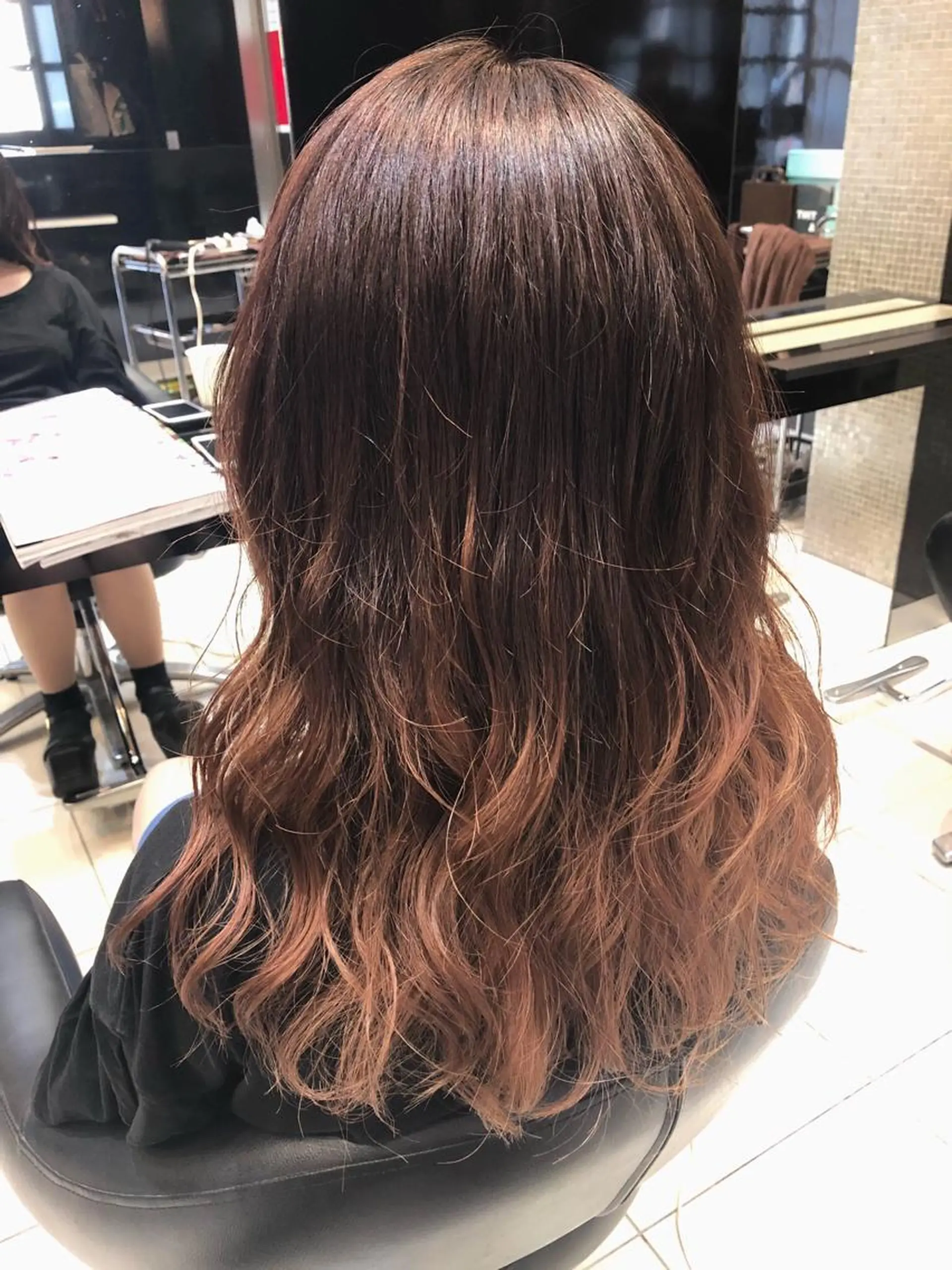 セミロング カラー グラデーションカラー ピンクカラー レッドカラー 女性リピ90%🍨 🩷佐藤みずきのヘアスタイル