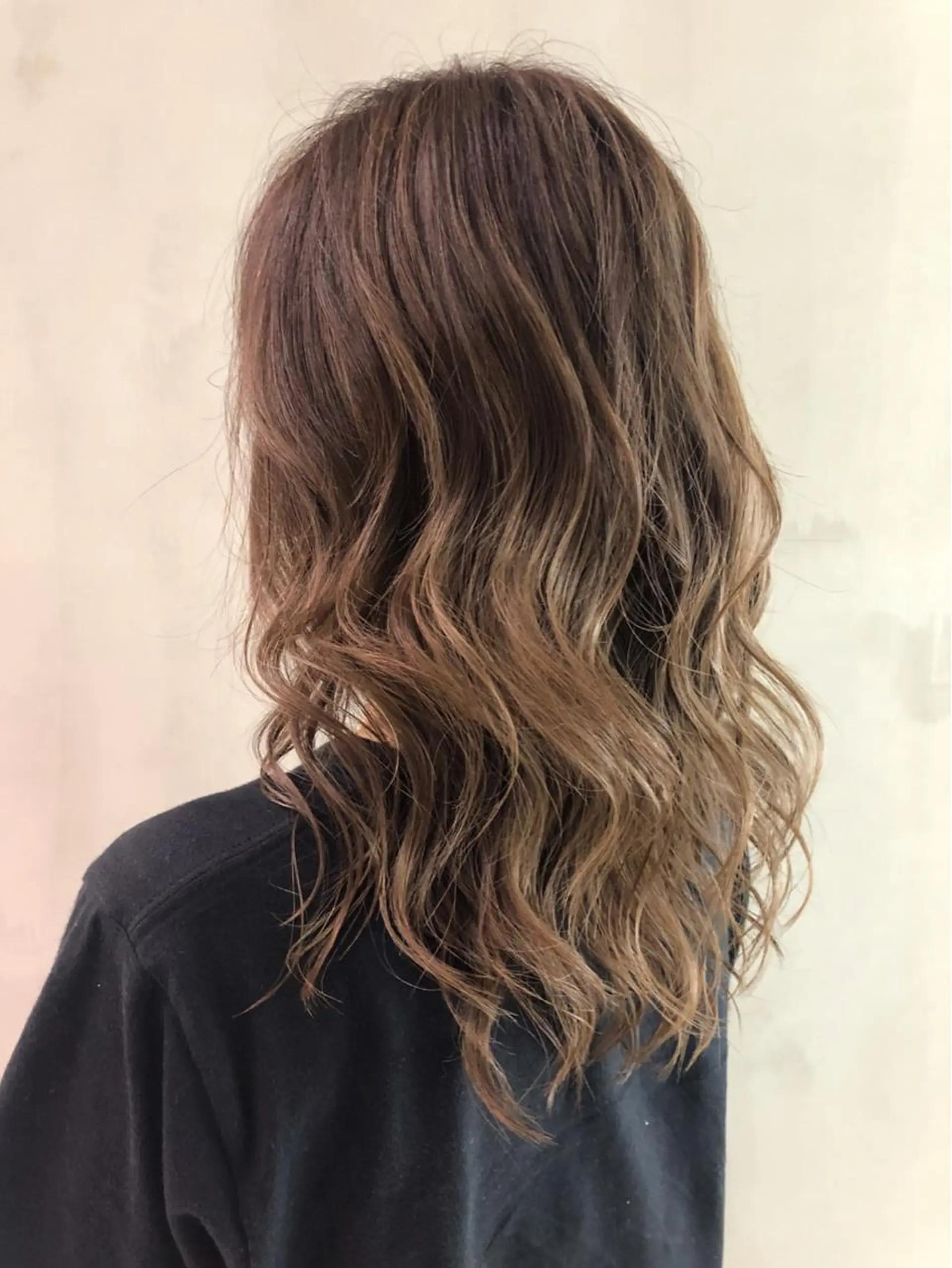 ミディアム カラー グラデーションカラー グレージュ ハイライトカラー ハイライト yui .のヘアスタイル