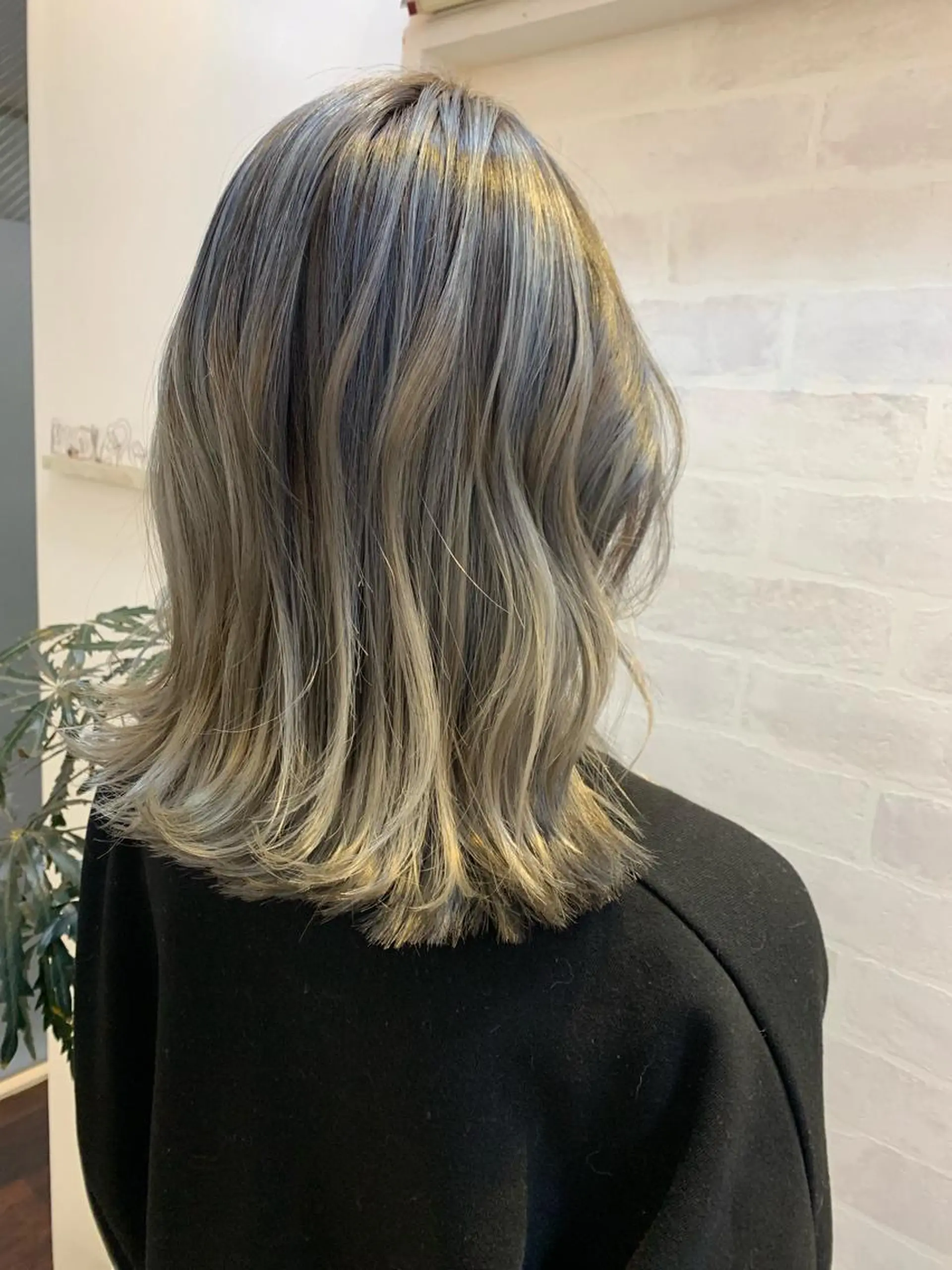 セミロング カラー ヘアアレンジ ブリーチ グラデーションカラー グレージュ ヘアカラー きむえり/髪質改善 /20代〜40代多数のヘアスタイル