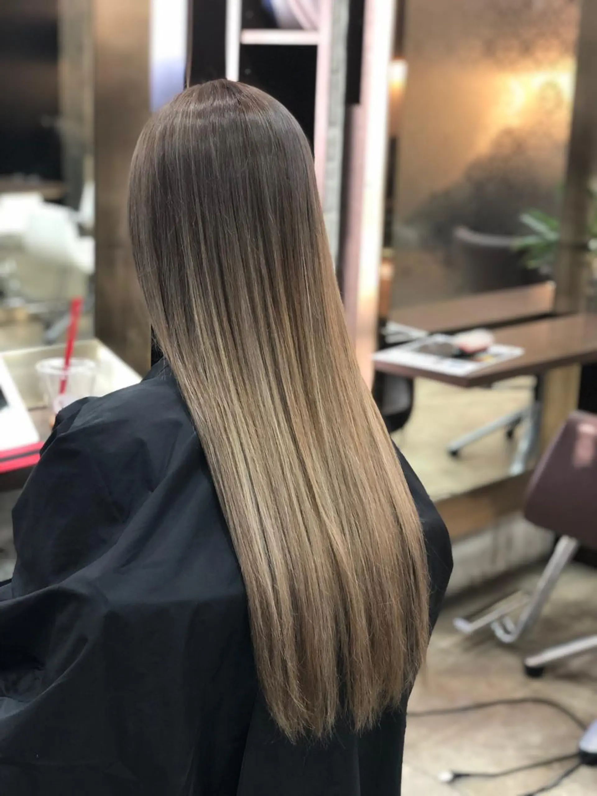 ロング カラー ミルクティーカラー グレージュ　高山慧輔のヘアスタイル