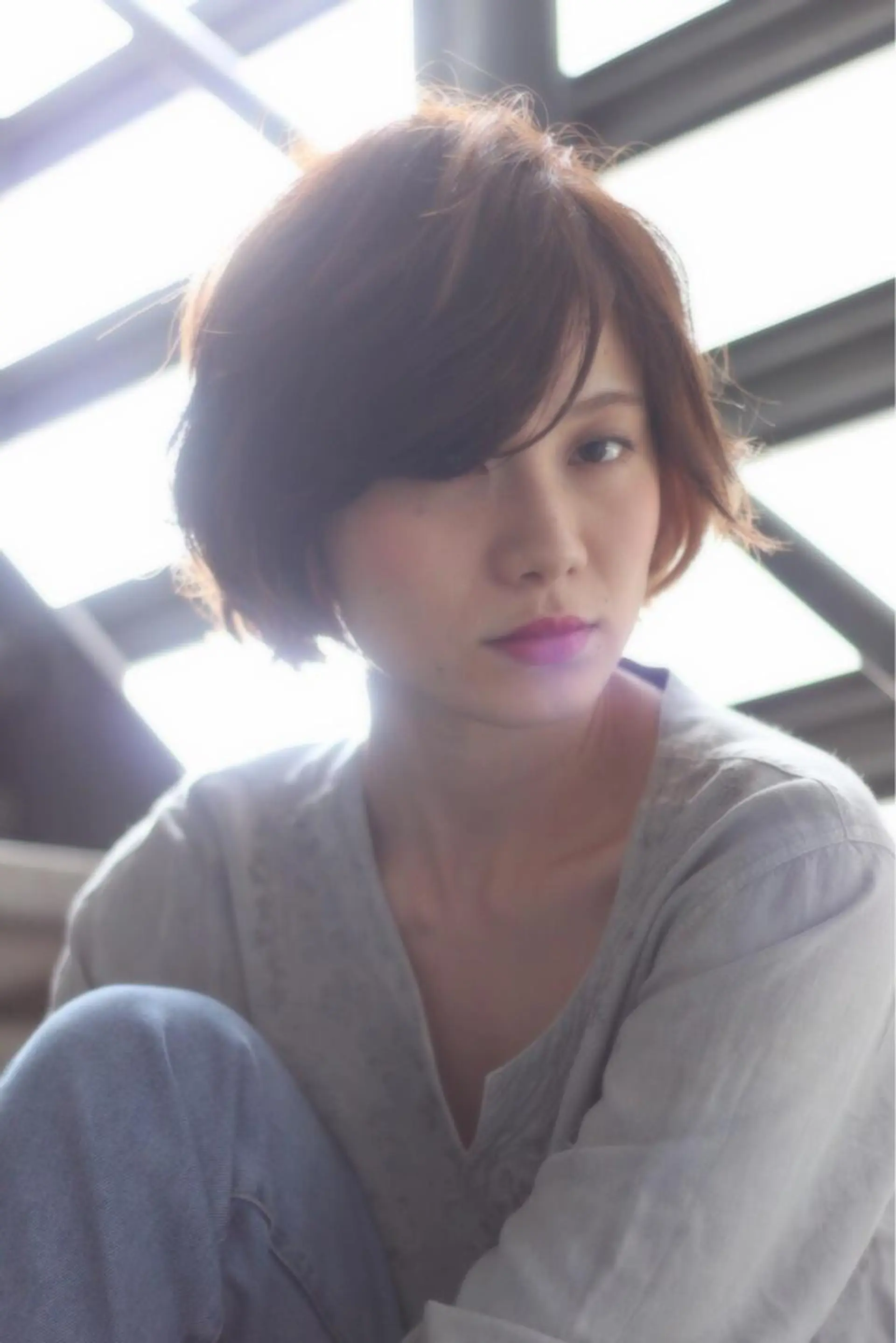 ショート カラー アッシュ ベージュカラー ショートヘア 鍵山 千秋のヘアスタイル