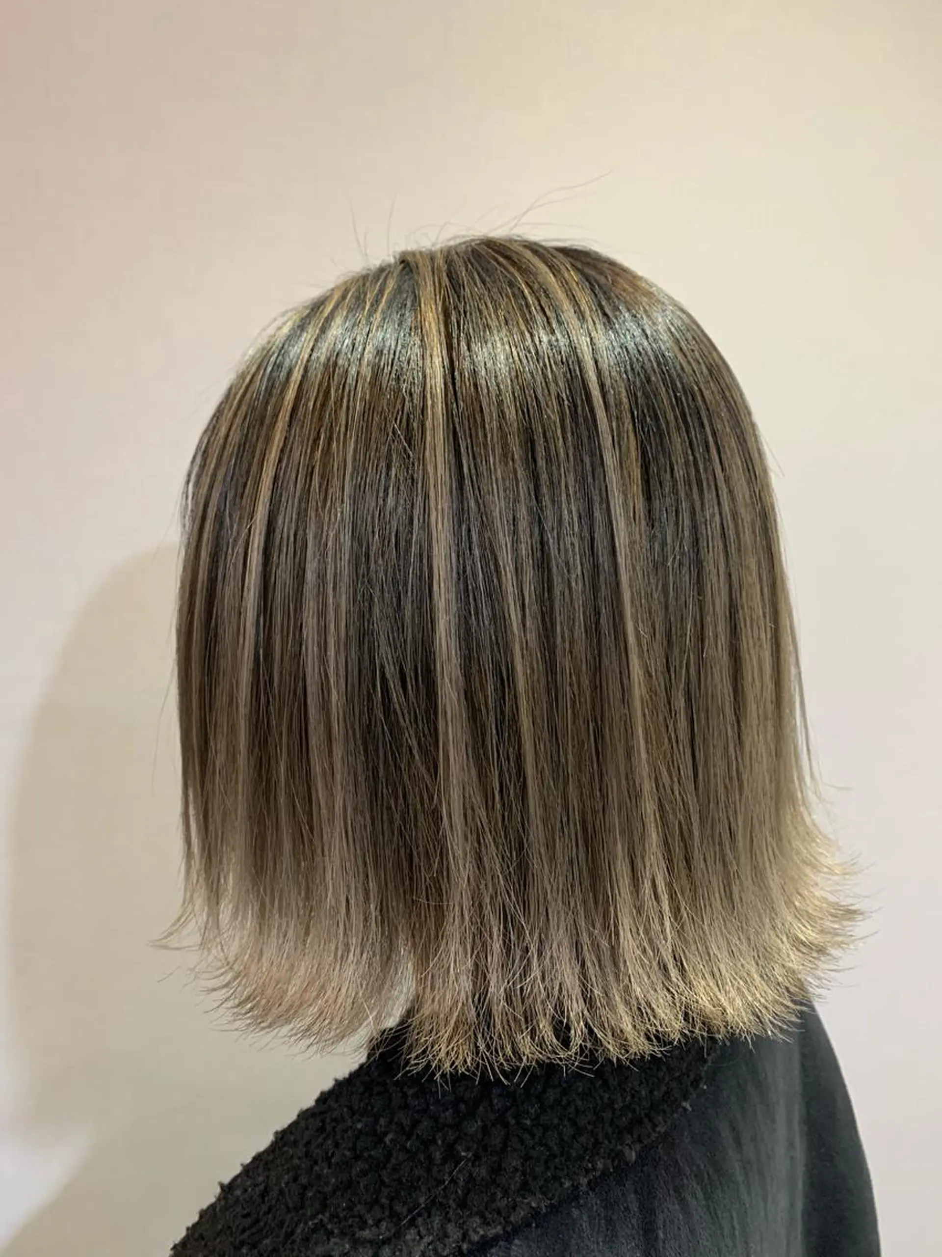 ミディアム カラー バレイヤージュ ブリーチ レイヤーカット ブリーチ特化／ハイト ーン／ホワイトカラーのヘアスタイル