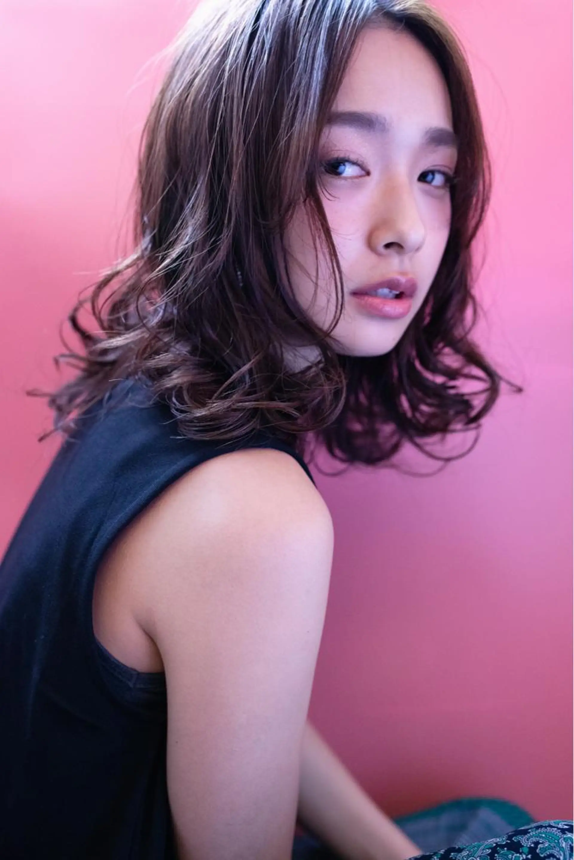 ミディアム カラー パーマ ネイル マツエク・マツパ アイブロウ Chic シックのヘアスタイル