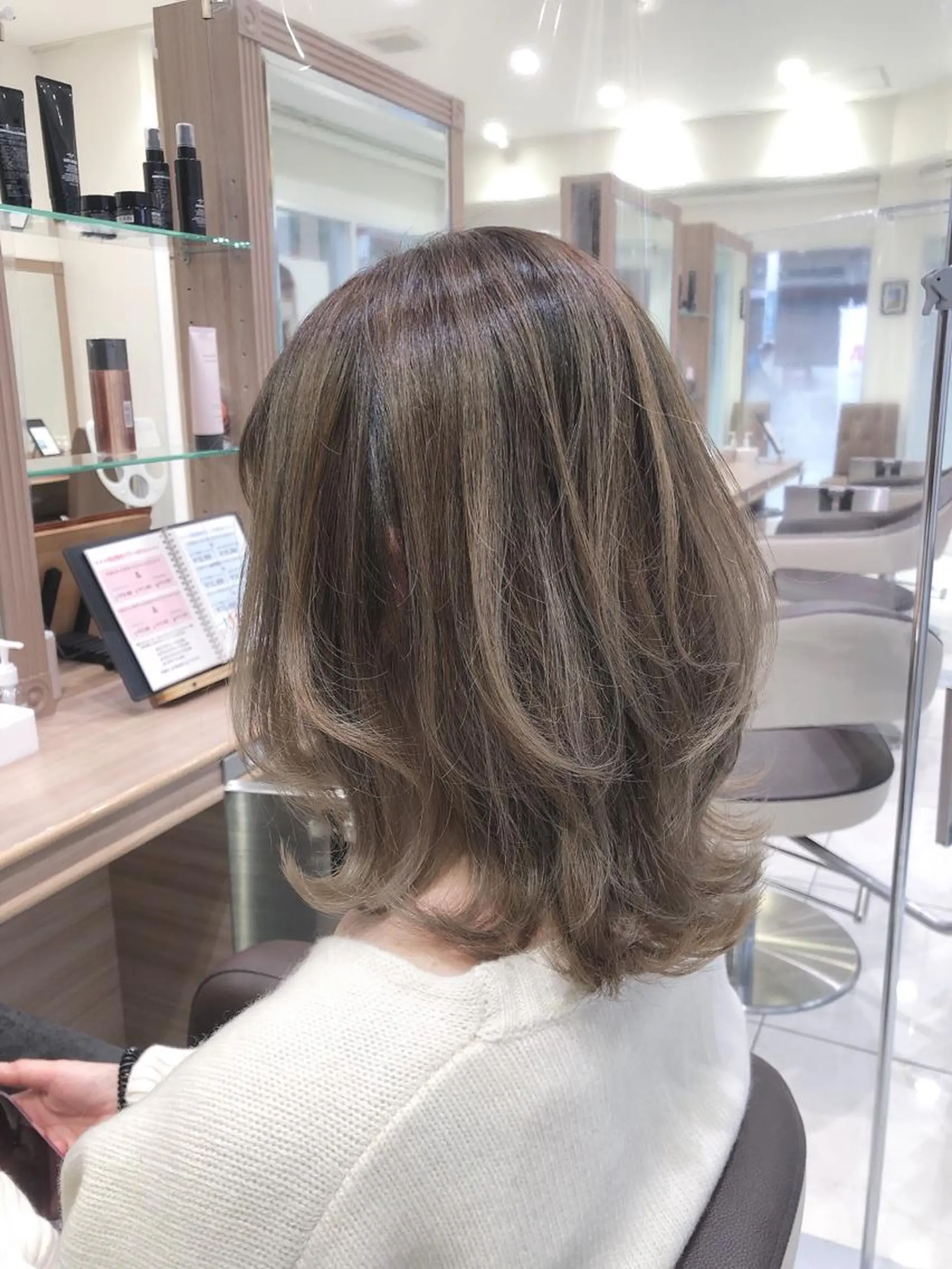 ミディアム カラー バレイヤージュ レイヤーカット 小島 仁美のヘアスタイル