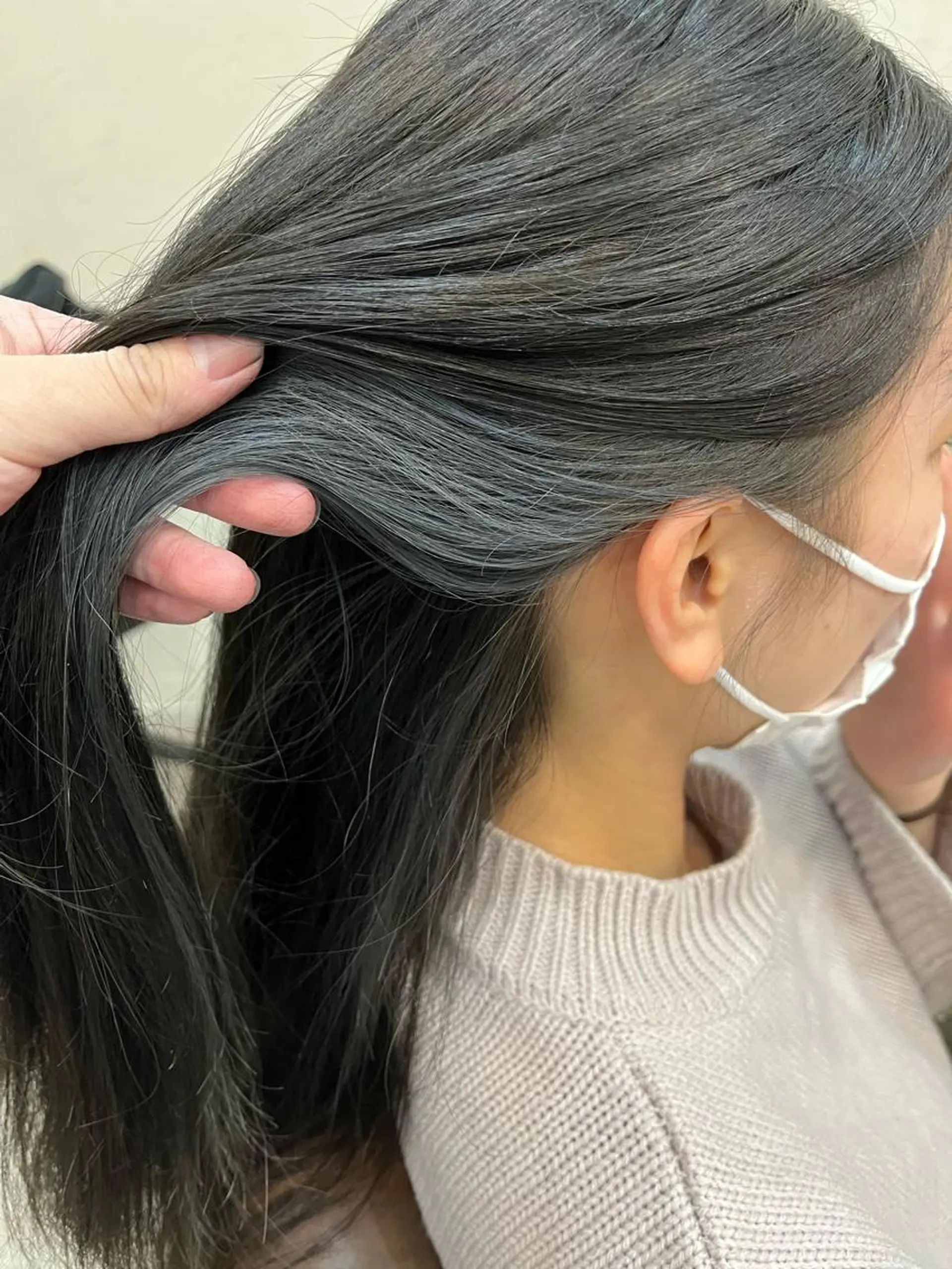 ロング カラー イヤリングカラー シルバー ヘアカラー 🟢NEGi🟣 🫧髪質改善のヘアスタイル