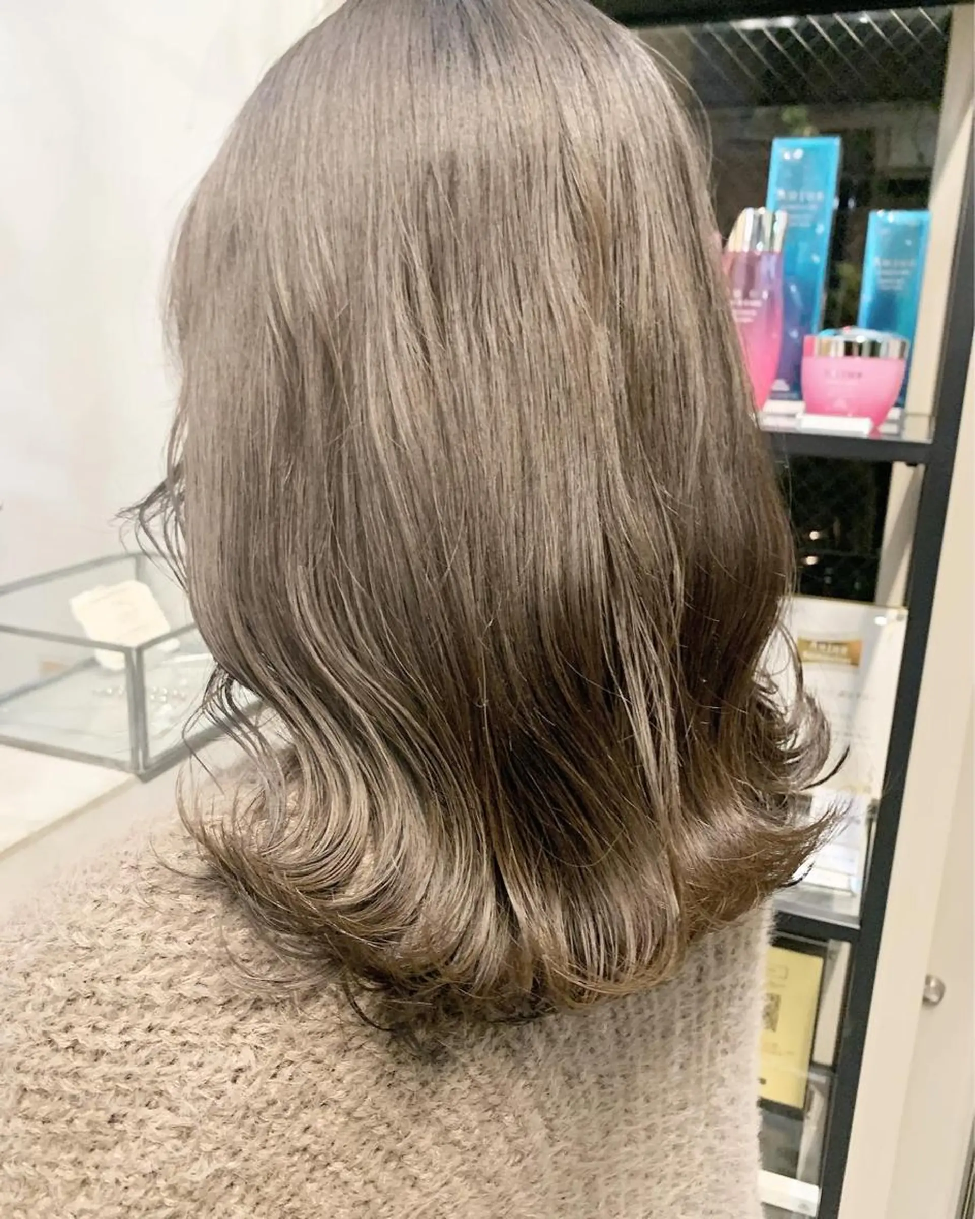 ミディアム カラー ネイル ハイトーンボブ 前田 表参道　グレージュのヘアスタイル