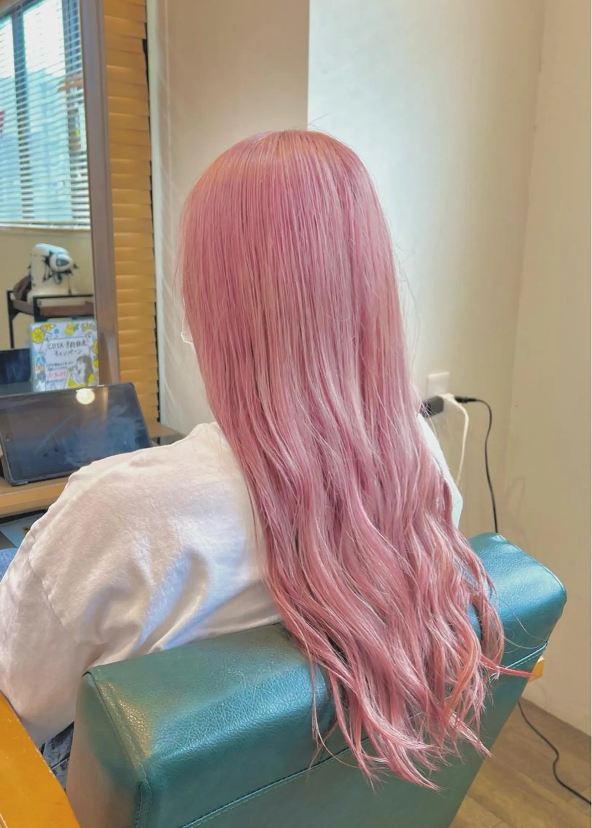 ロング カラー ブリーチ ピンクカラー ホワイトピンク ブリーチ毛の縮毛矯正 ハイトーン/岡本智樹のヘアスタイル