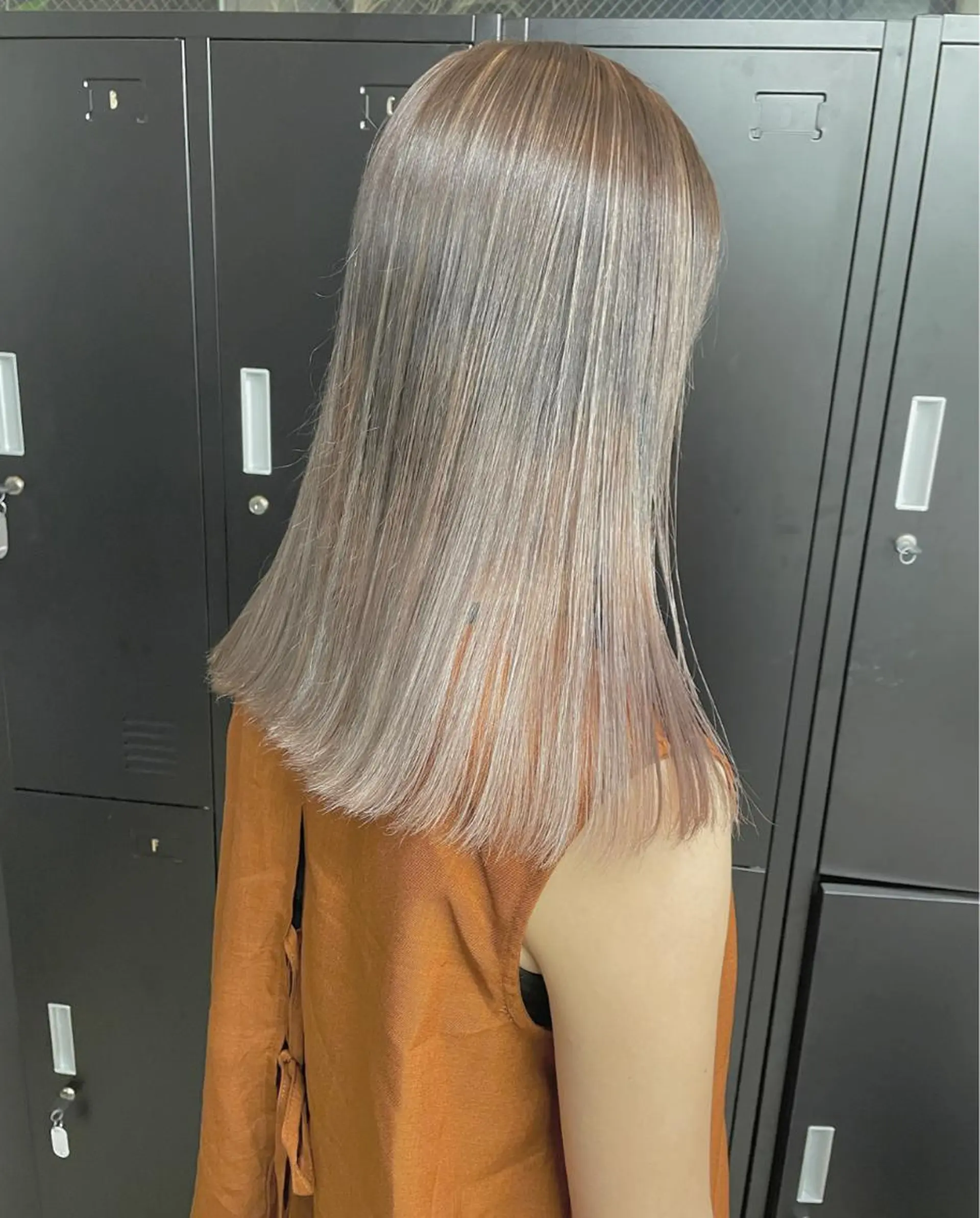 セミロング ヘアカラー トリートメント 韓国風レイヤー ハイトーンRYOTAのヘアスタイル