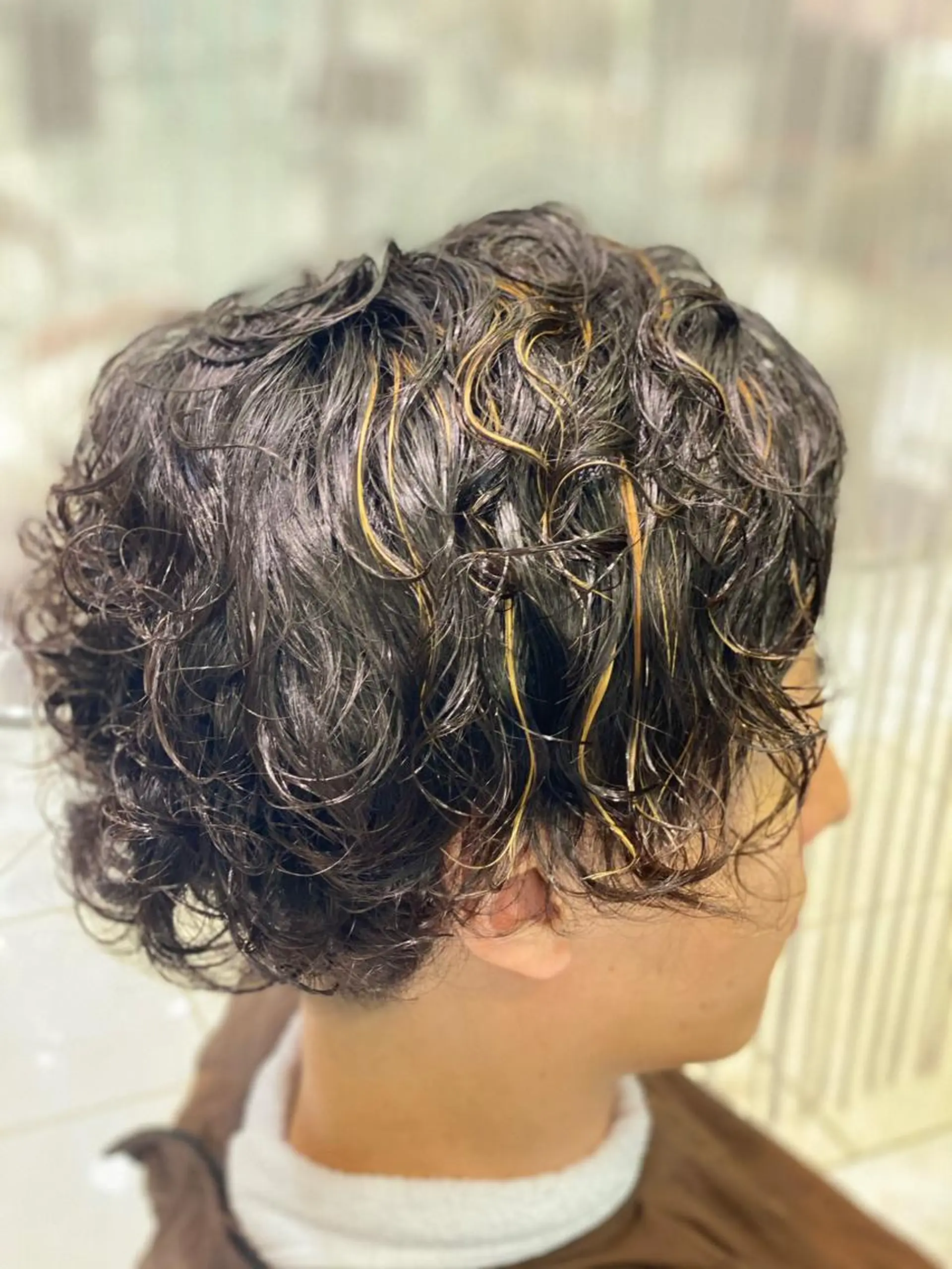 ミディアム カラー パーマ メンズ ミディアムパーマ メンズブリーチ メンズハイライト メンズパーマ ブリーチ ヘアカラー 💇‍♀️✨サラツヤ 特化✨　天野翔のヘアスタイル