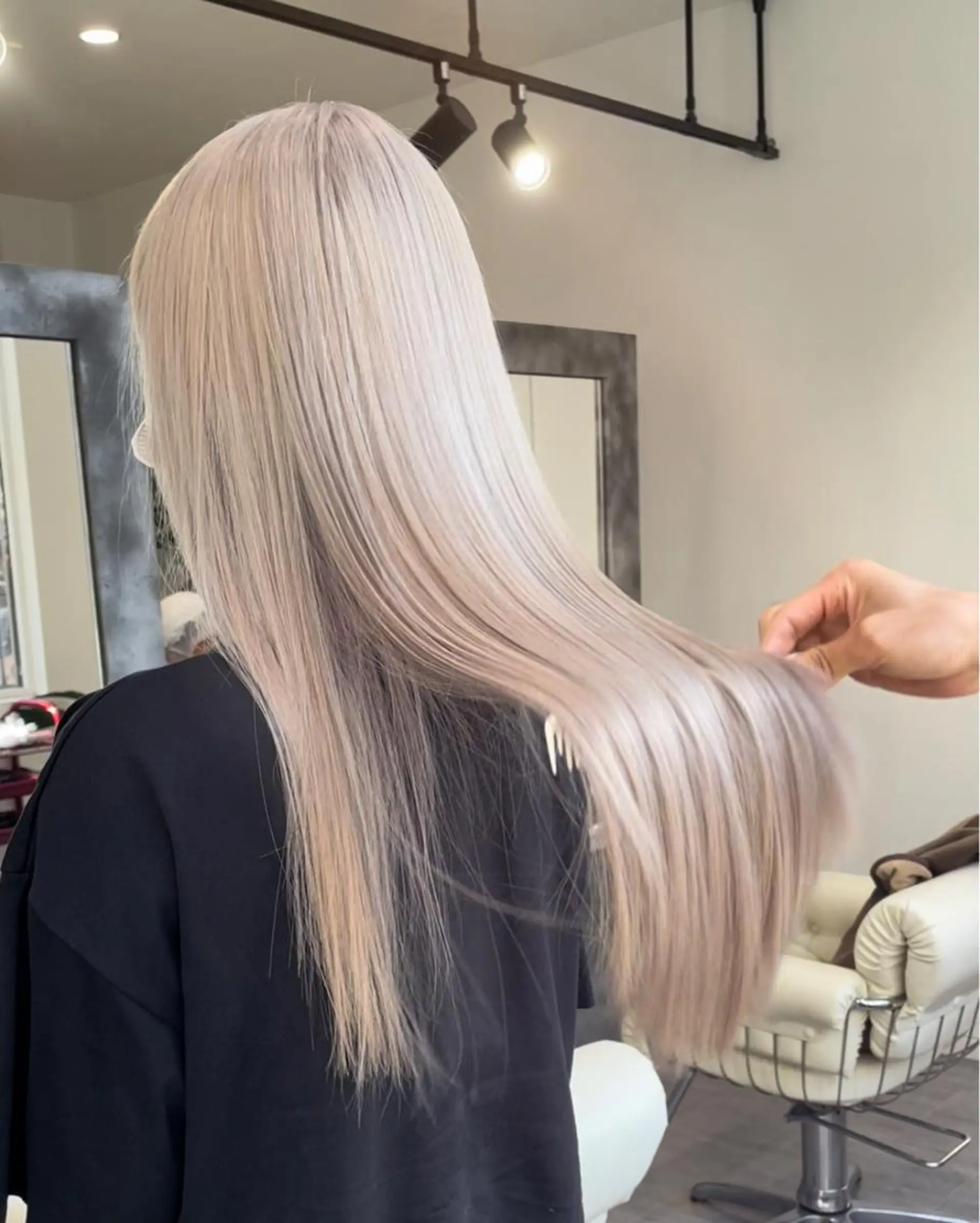 ロング カラー ベージュカラー ブリーチ ブロンド ブロンドベージュ トリートメント Merlyosaka 早川未来のヘアスタイル