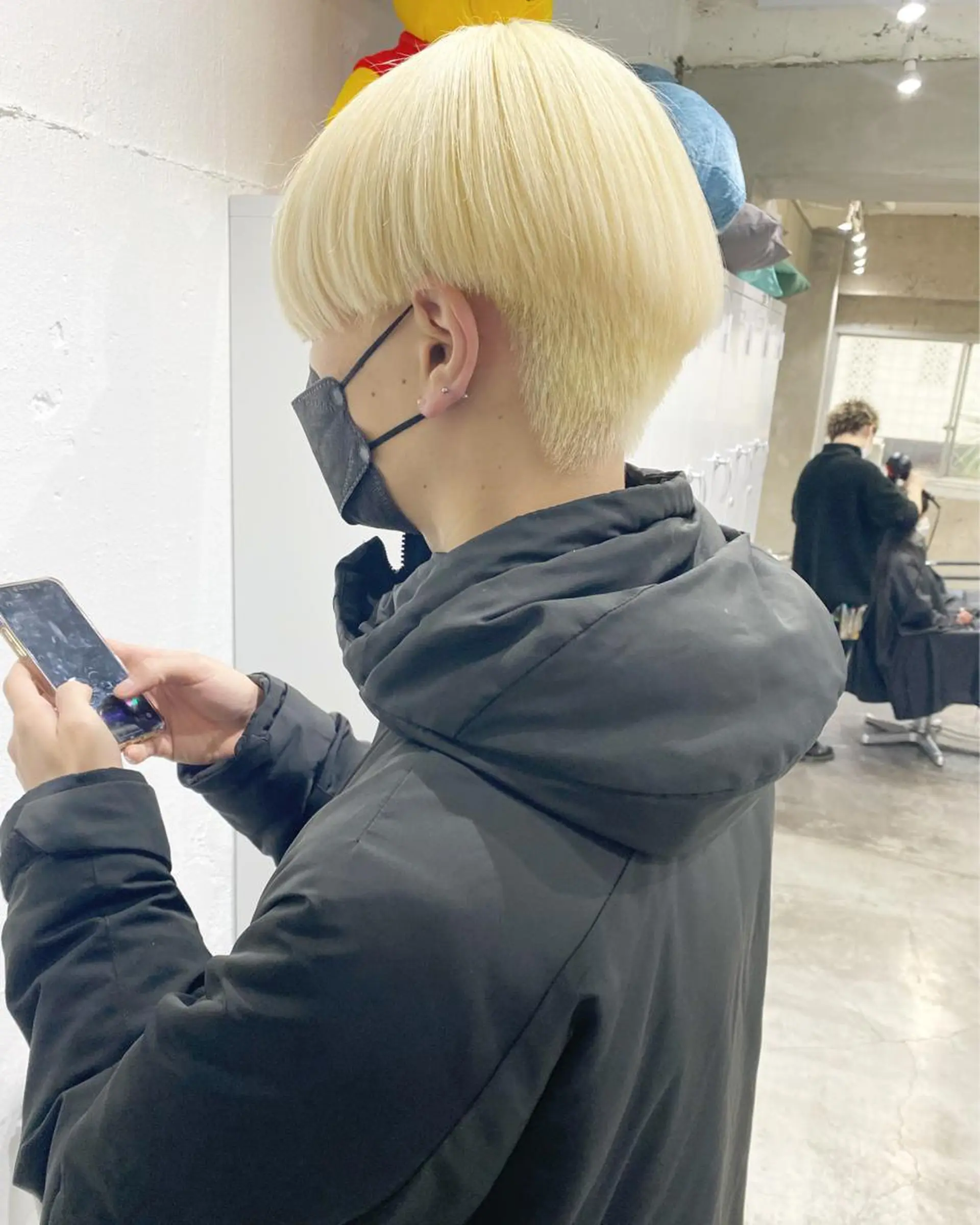 ショート カラー メンズ 切りっぱなしボブ メンズブリーチ メンズハイライト メンズハイトーン メンズインナーカラー ヘアカラー トリートメント ササキカズマ〻透明感 〻色落ち〻赤み消しのヘアスタイル