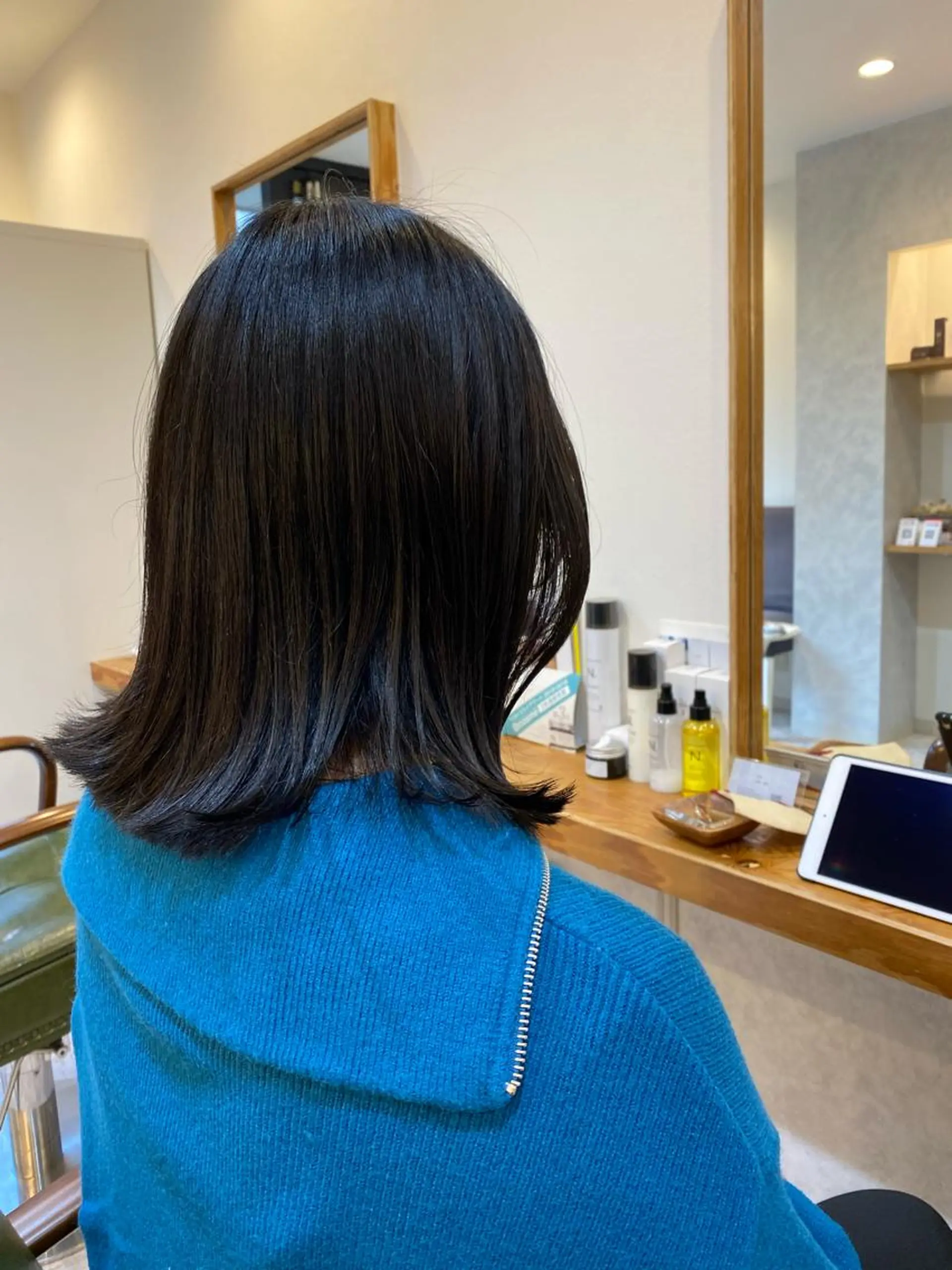 ミディアム カラー ミディアムパーマ アッシュ アッシュグレー ベージュカラー 黒髪 カット ヘアカラー トリートメント エイト ウメダのヘアスタイル