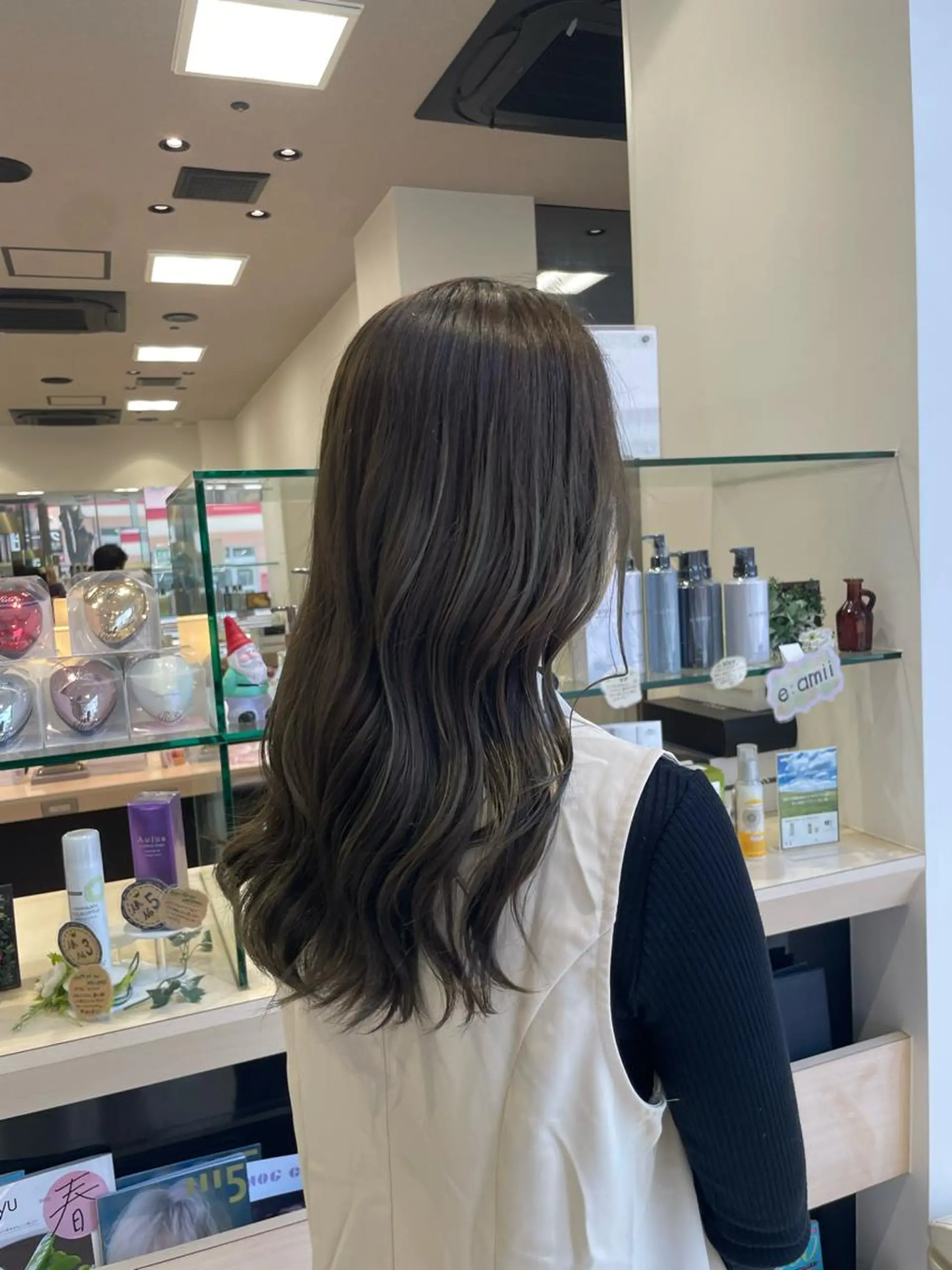 ロング カラー グレージュ オリーブグレージュ オリーブグレー クロスパーマ/うる艶 カラー/Kurumiのヘアスタイル