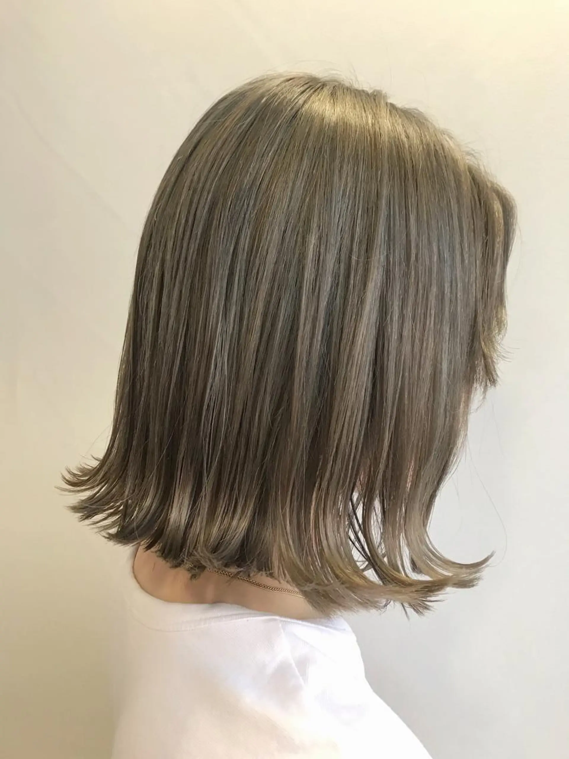 ミディアム カラー ベージュカラー ハイトーンカラー ボブ 韓国メンズヘア　ミル クティボブ　足立佳代のヘアスタイル