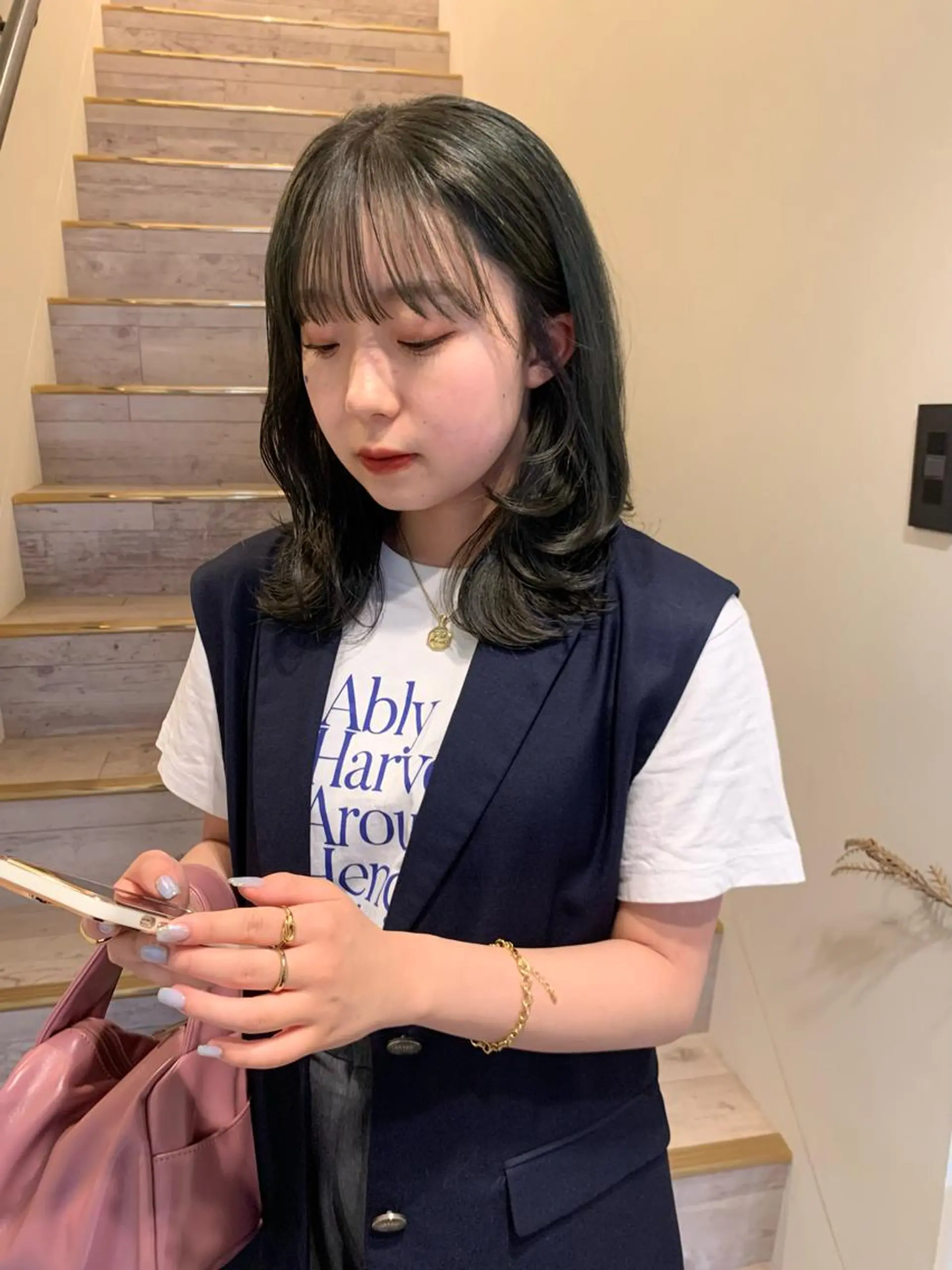 ミディアム 落合希 Olivebeigeのヘアスタイル