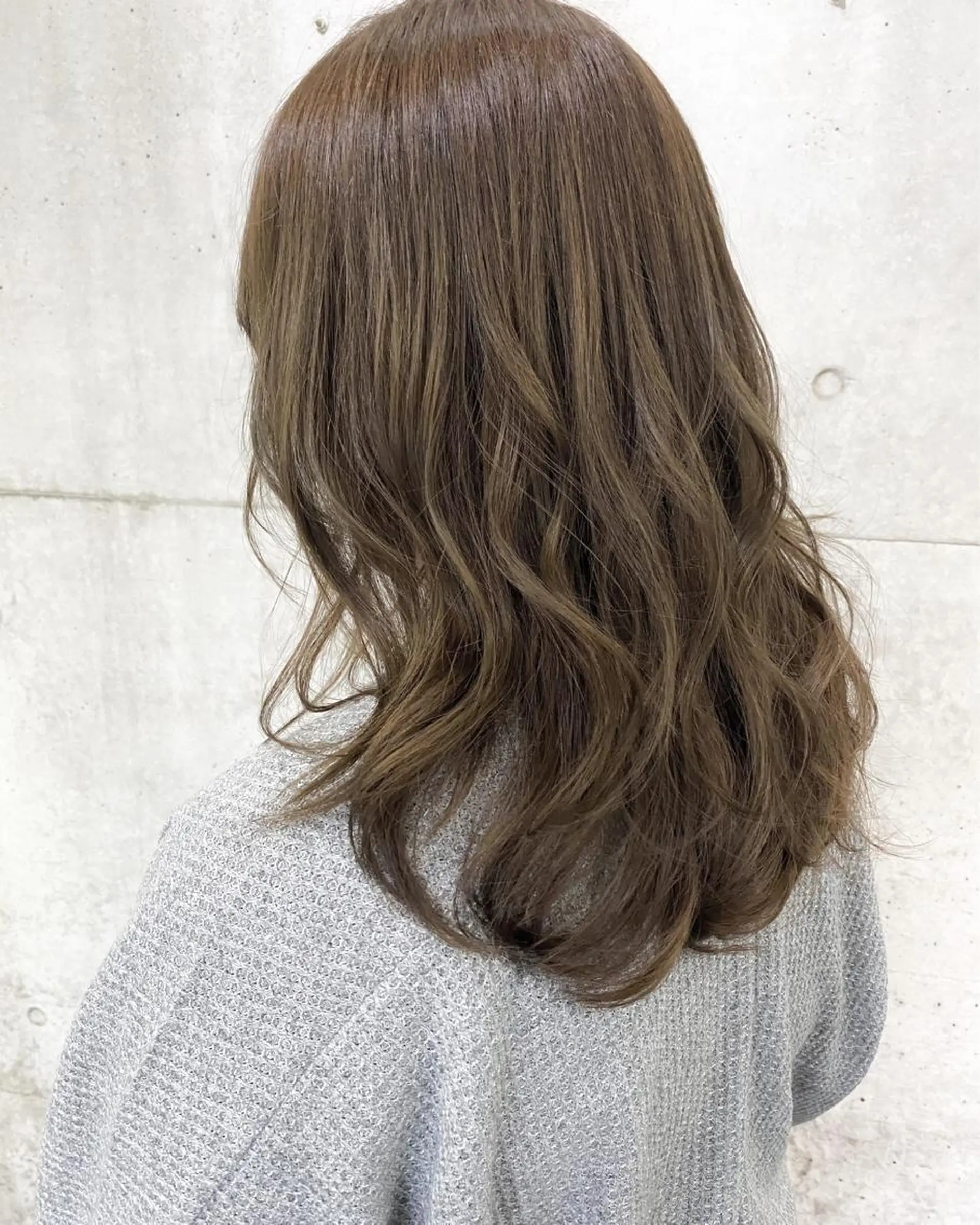 セミロング 秋月 亜耶のヘアスタイル