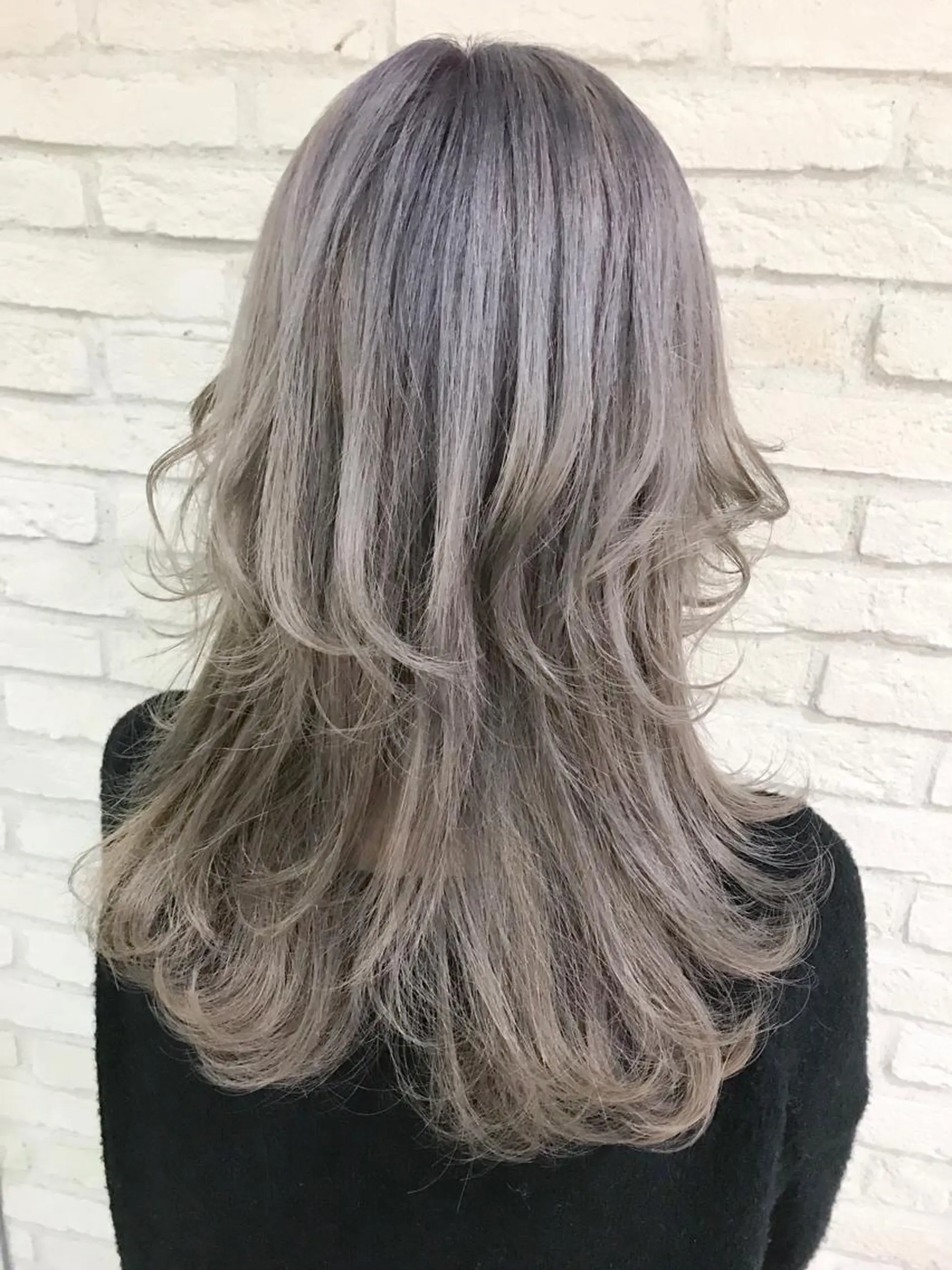 セミロング カラー ブリーチ シルバー ヘアカラー トリートメント 横浜🍒ルーツカラー エクステ／RIEのヘアスタイル