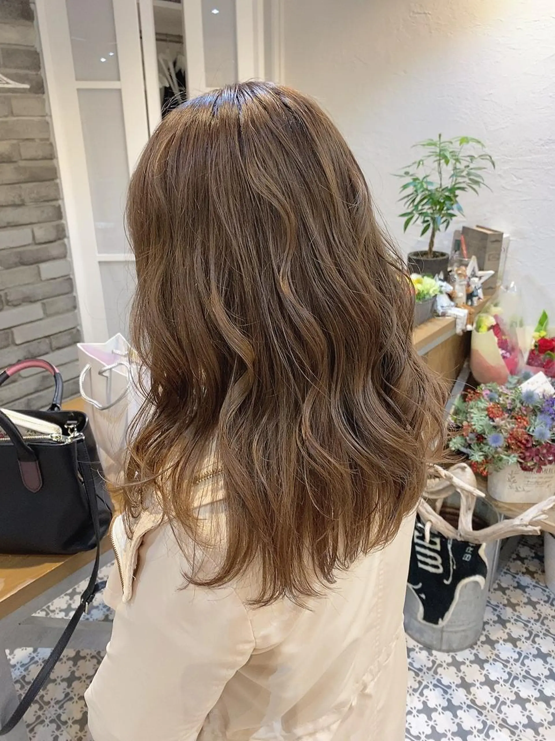 セミロング カラー ベージュカラー ブリーチ ミルクティーベージュ ボブ 外ハネヘア カット ヘアカラー トリートメント 韓国ヘア☁️ mitsukiのヘアスタイル