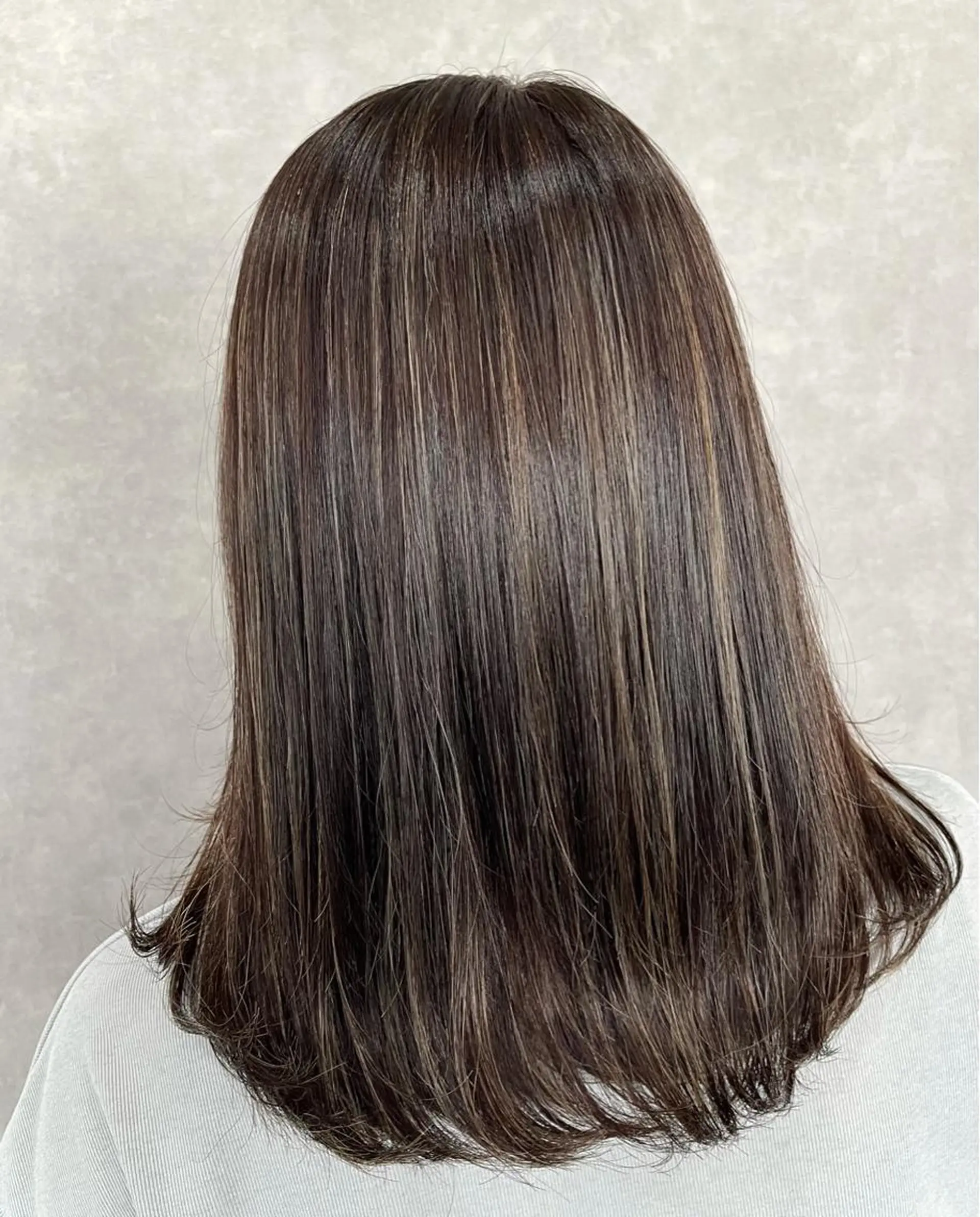 ミディアム カラー アッシュ アッシュグレー ハイライトカラー ハイライト カット ヘアカラー トリートメント 一ノ瀬 暁のヘアスタイル