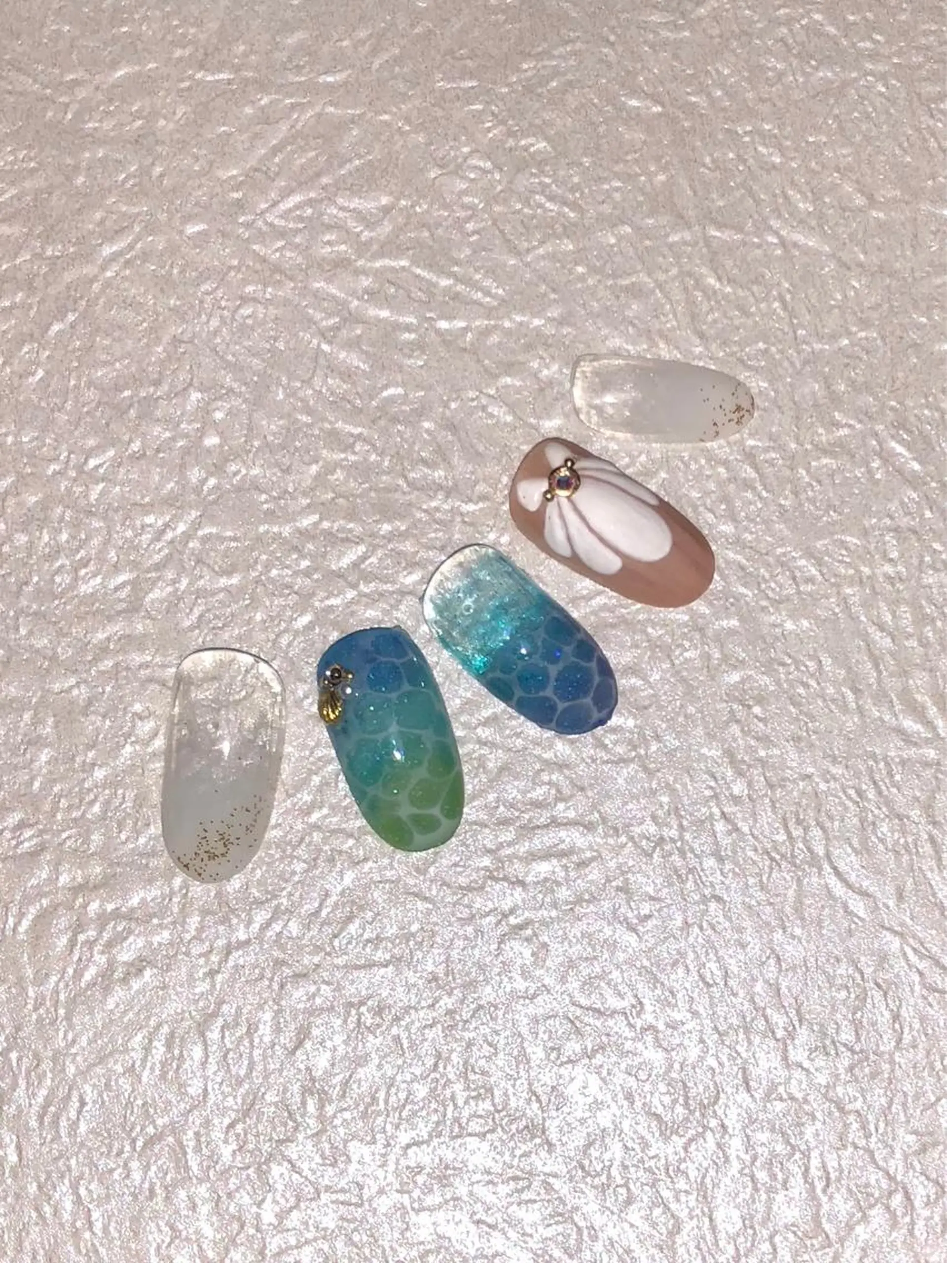 ネイル グラデーション ラメ(グリッター) 夏ネイル ホワイト ハンドネイル 遊津 美来のネイルデザイン