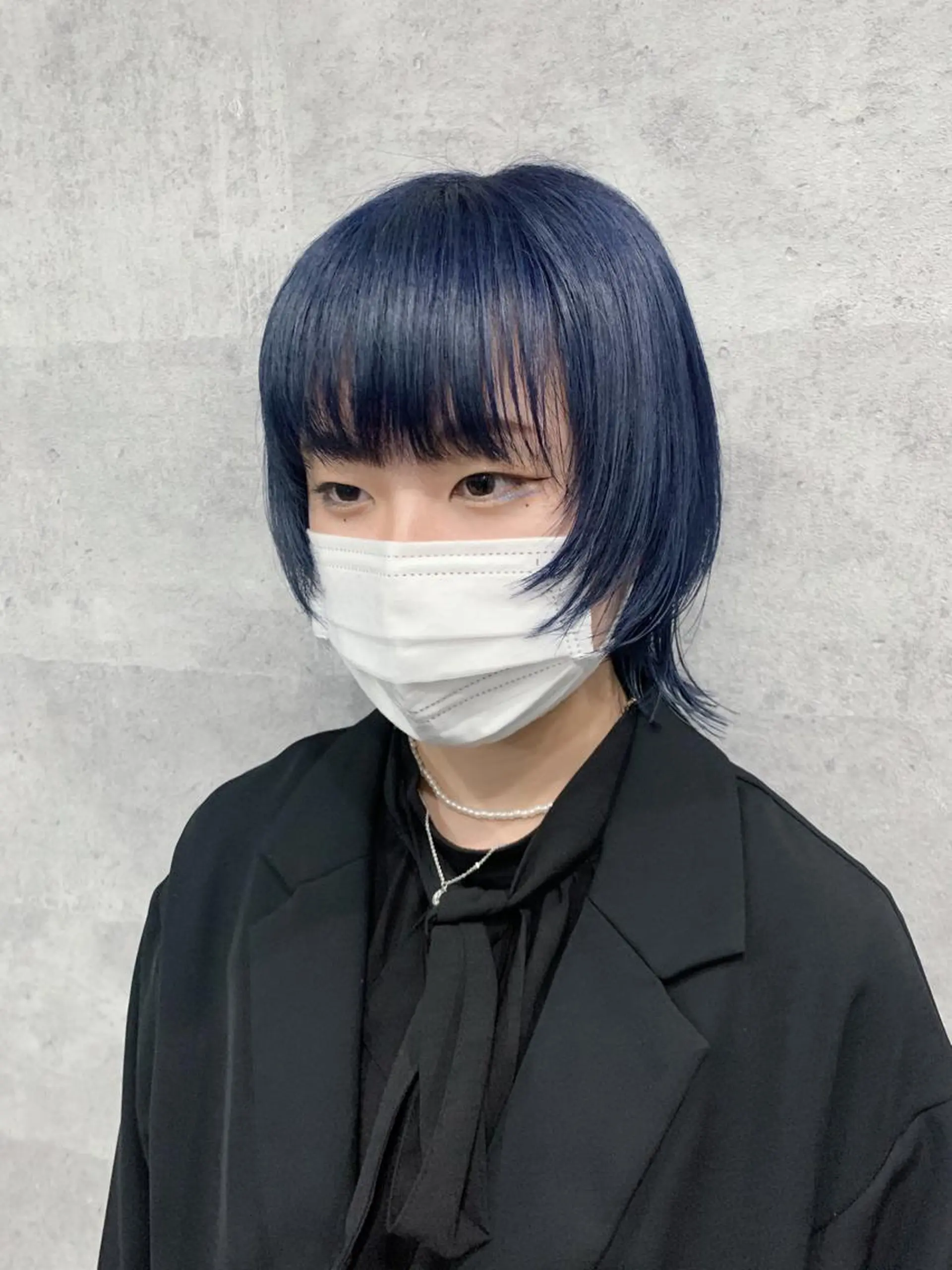 ミディアム カラー ブリーチ ブルーカラー ネイビーカラー ウルフカット _WHITE 天神店 YUMEKA🐻のヘアスタイル