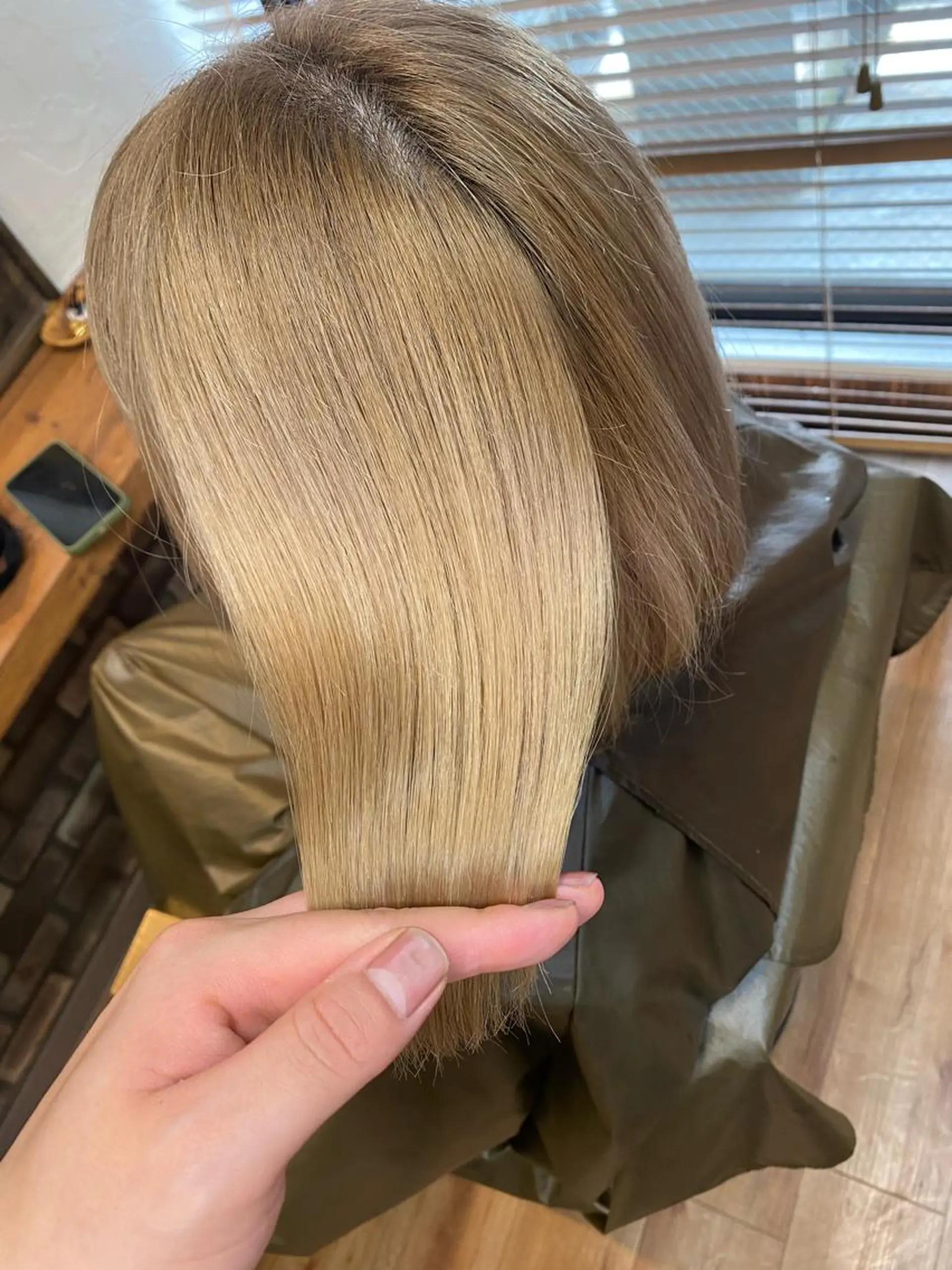 ミディアム カラー ミディアムパーマ ブリーチ 学生 トリートメント 髪質改善/レイヤー ストウシンゴのヘアスタイル