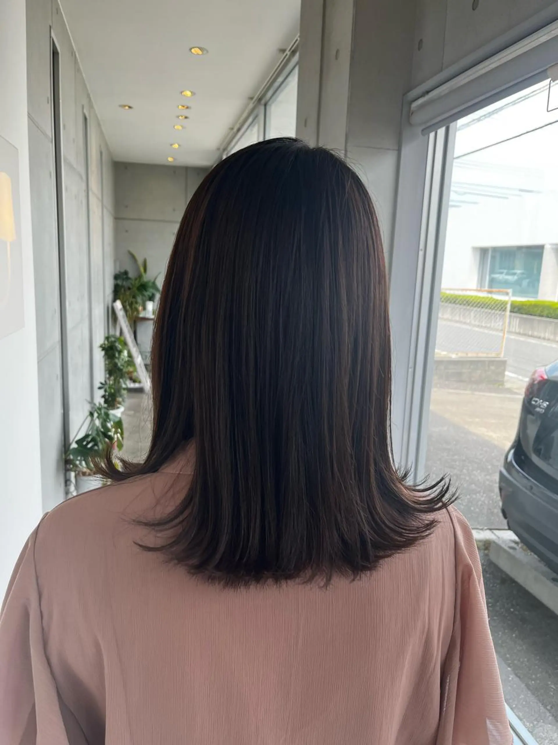 ミディアム アッシュ おせ ちさとのヘアスタイル