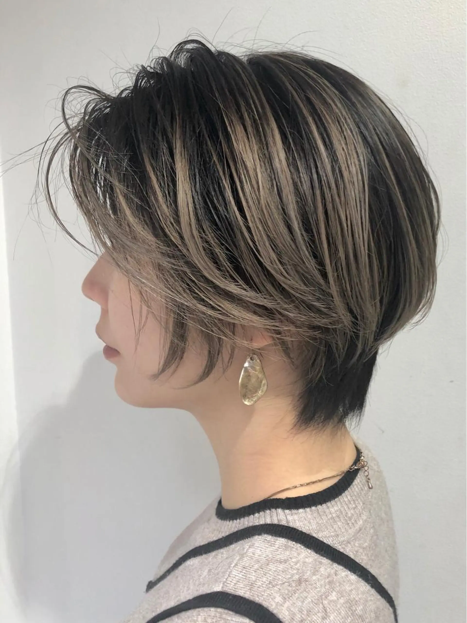 ショート 白髪ぼかしハイライト バレイヤージュヤマトのヘアスタイル