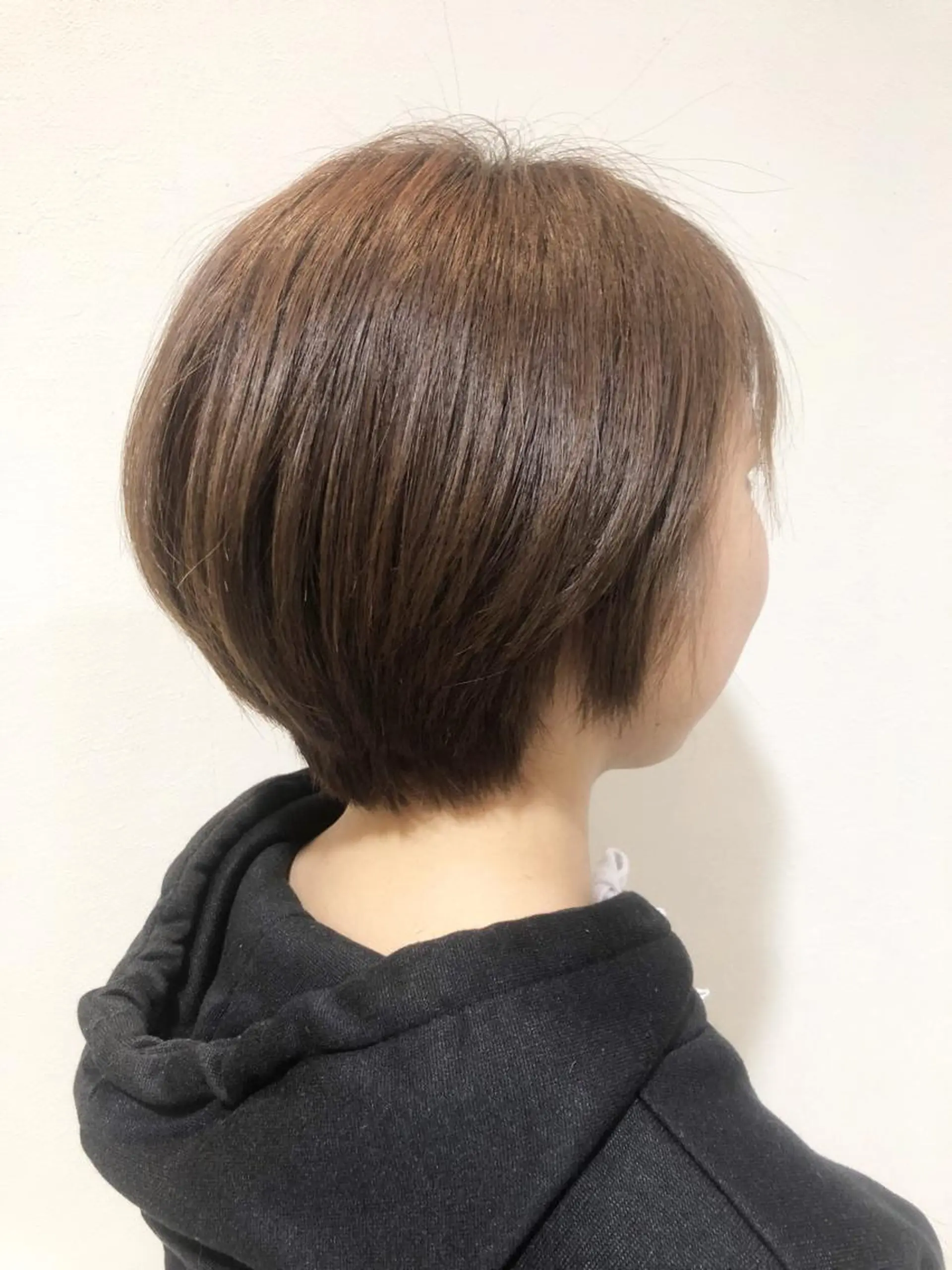 ショート カラー 足立 小百合のヘアスタイル