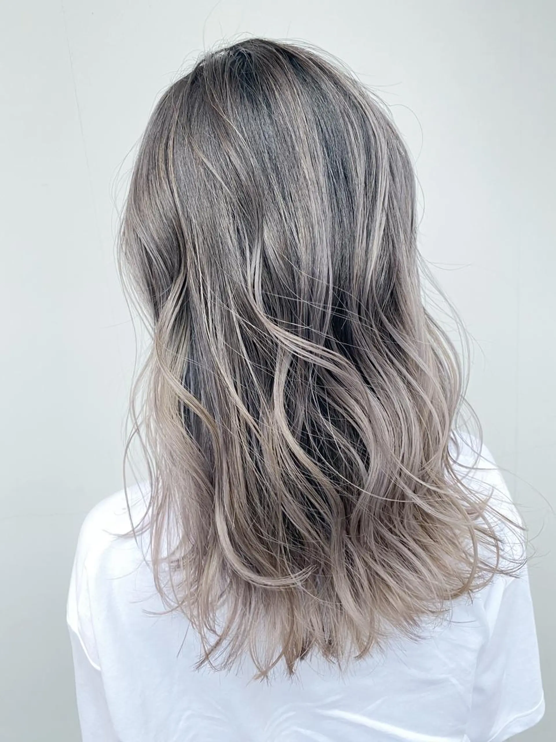 セミロング カラー ヘアアレンジ アディクシーカラー アッシュ バレイヤージュ ブリーチ ケアブリーチ ヘアカラー ✨ハイクオリティ✨ 山本香也のヘアスタイル