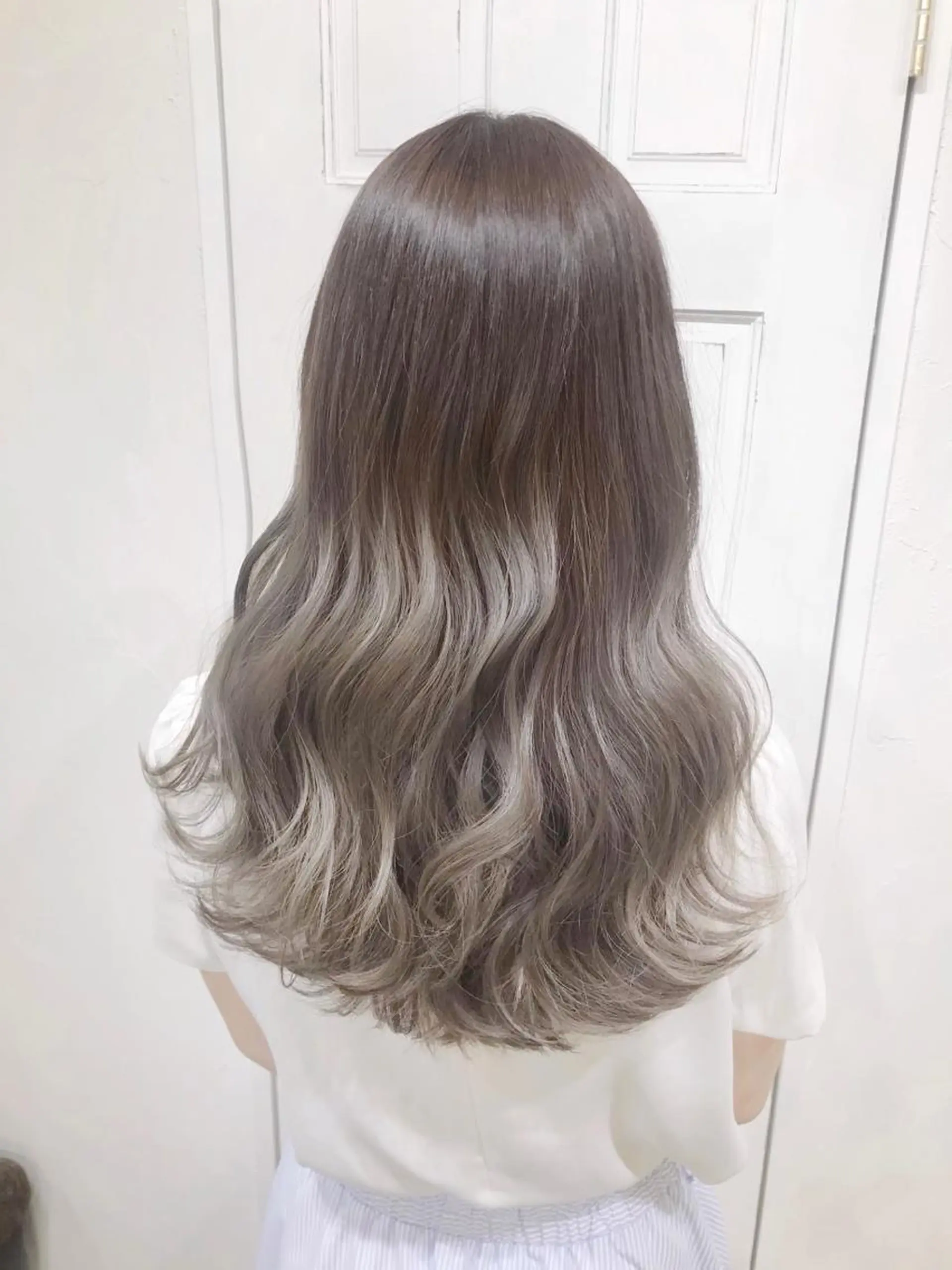 ロング アッシュ 前地 麻衣のヘアスタイル